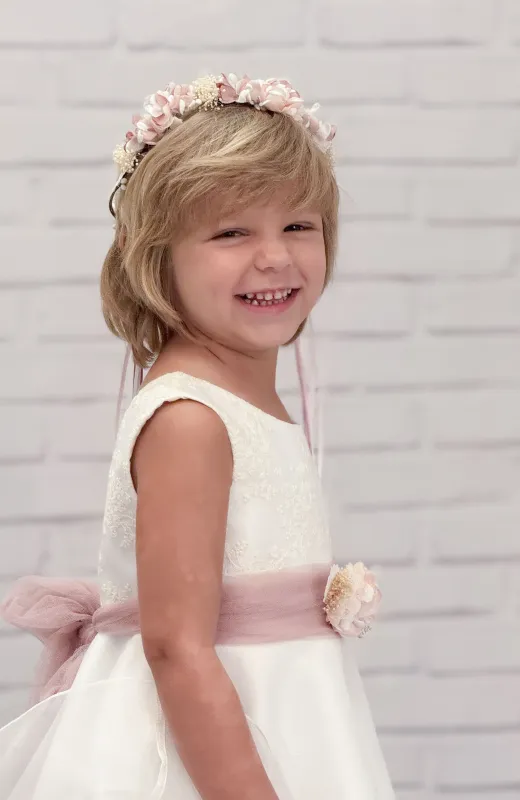 La magia de una sonrisa Vestido de Arras niña con fajín rosa empolvado y flores hechas a mano