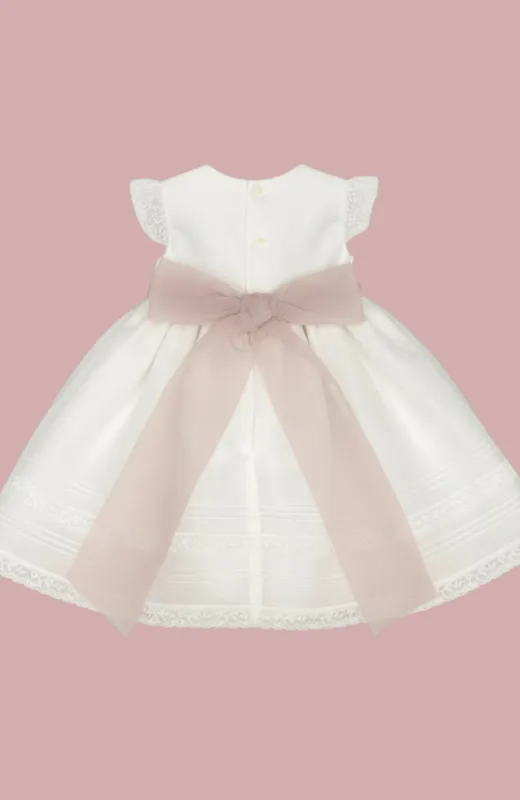 Celebrar la infancia con estilo Vestido de Bautizo con detalles en rosa made in Spain