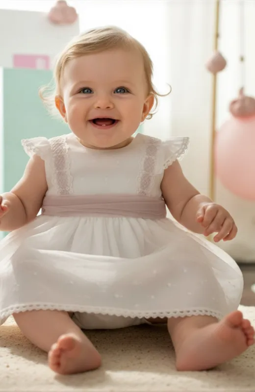 Celebra la infancia con estilo Vestido de Bautizo con fajín rosa Margarita