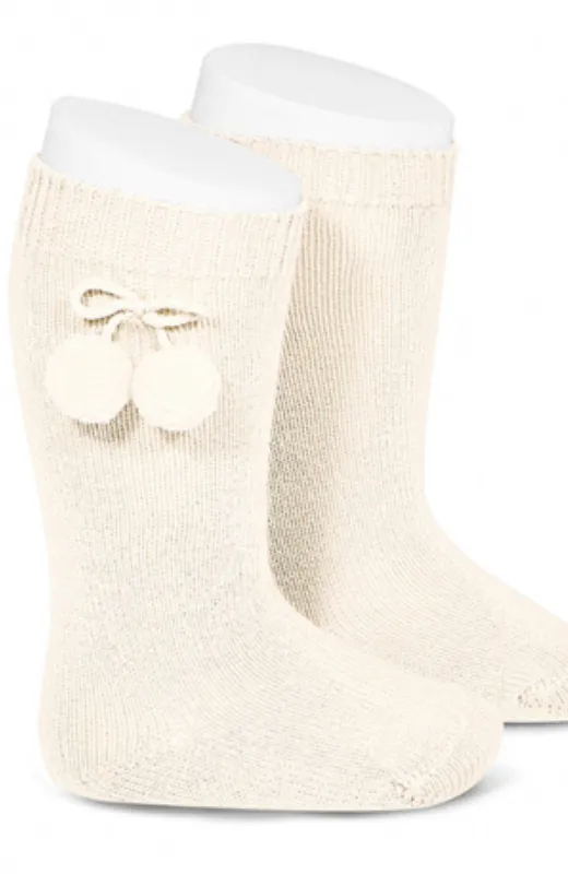 Calcetines altos borlas Condor crudo