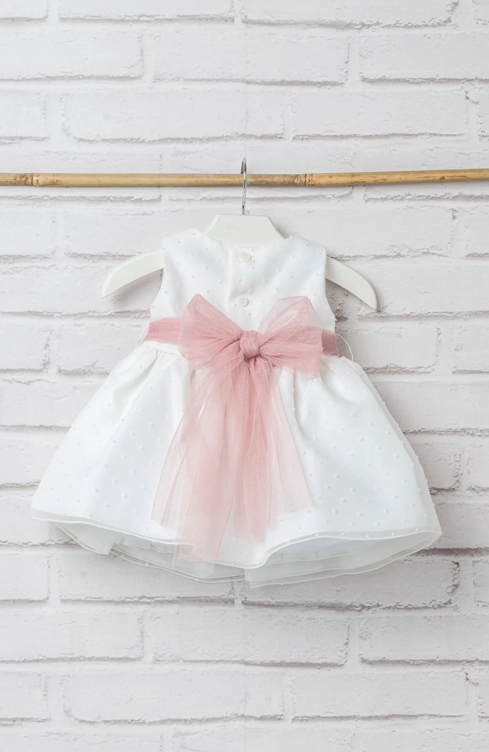 Vestido Ceremonia niña bebé plumeti fajín rosa, con espalda escotada, ideal para Bautizo