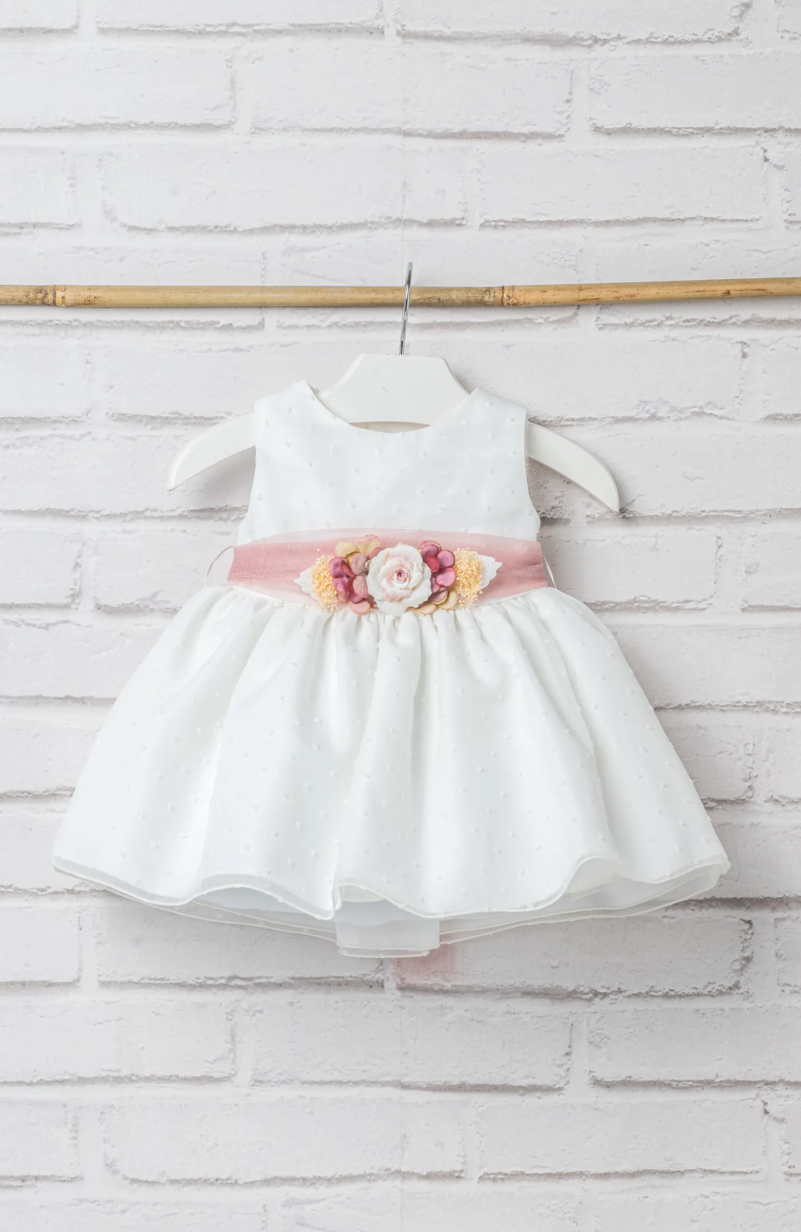 Vestido Ceremonia niña bebé plumeti fajín rosa, ideal para Bautizo y ceremonia infantil