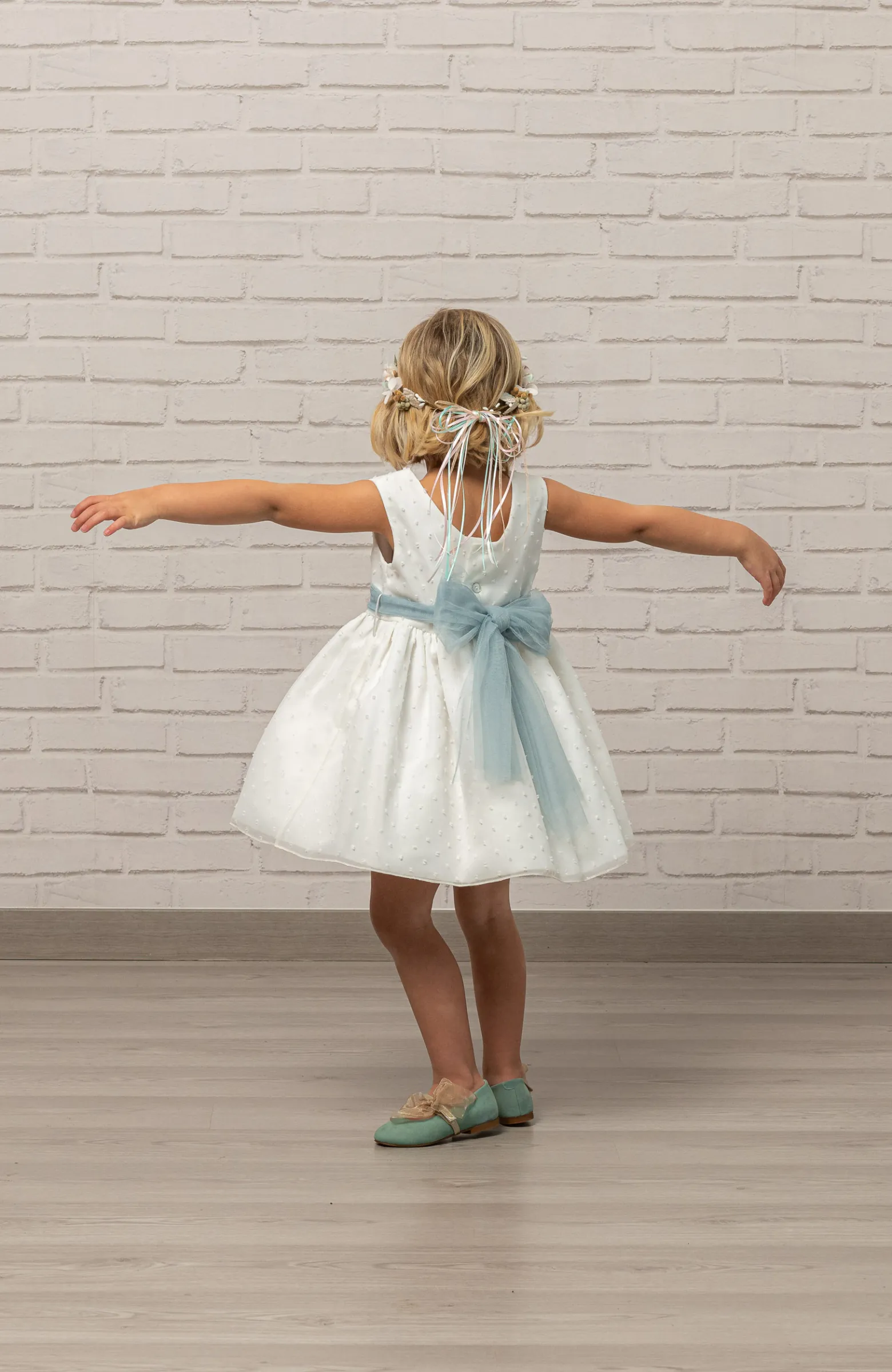 Vestido niña Arras plumeti fajín verde ideal para ceremonia infantil
