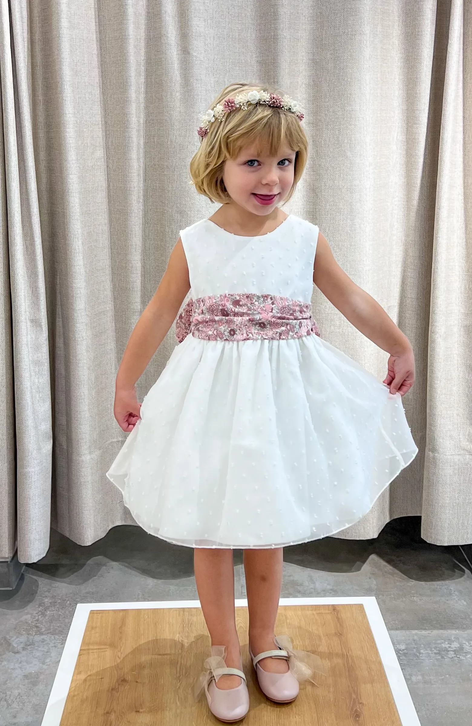 Vestido niña plumeti sin mangas con fajín rosa y vuelo