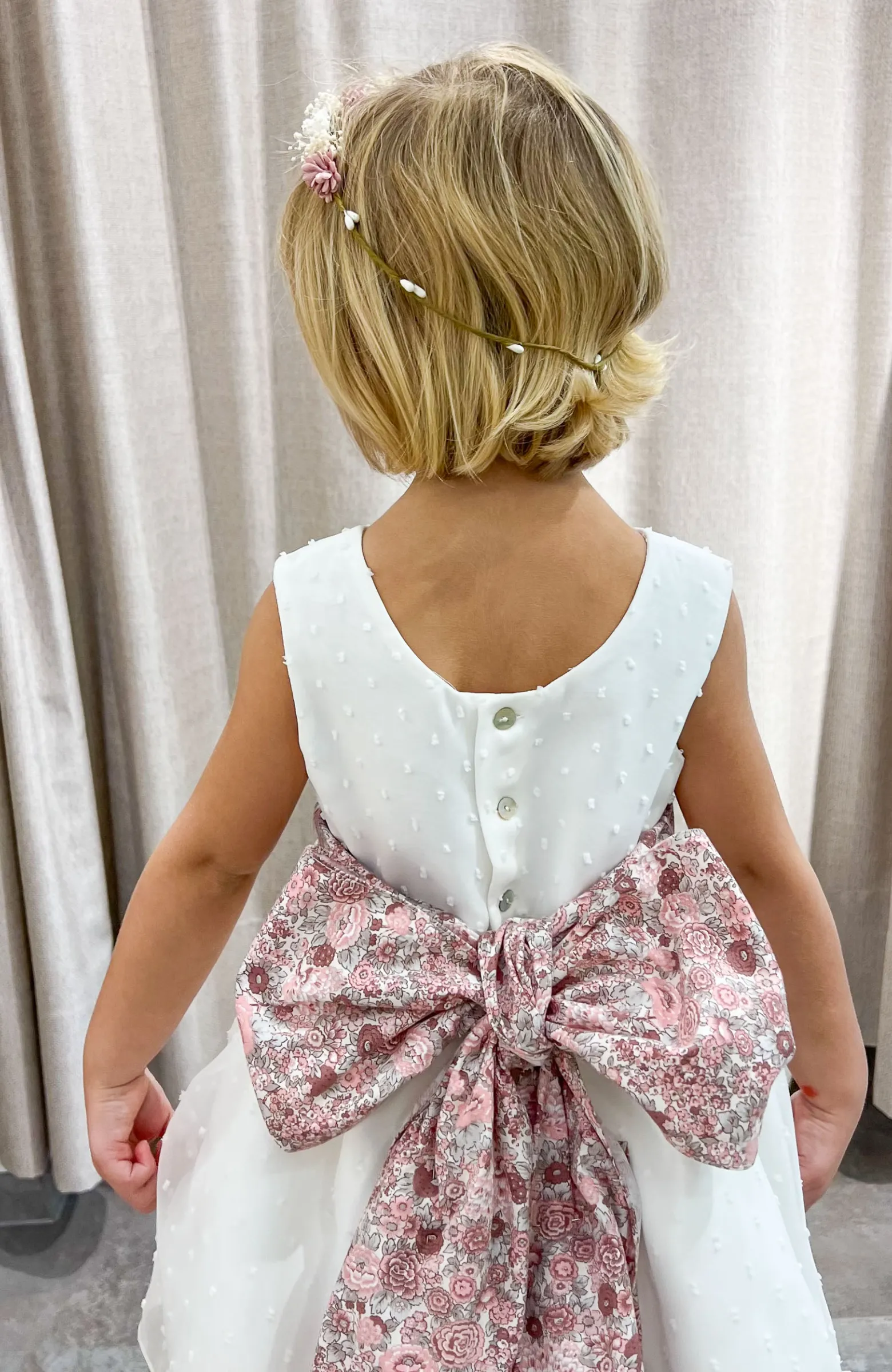 Vestido niña plumeti sin mangas con fajín rosa y escote en espalda redondo