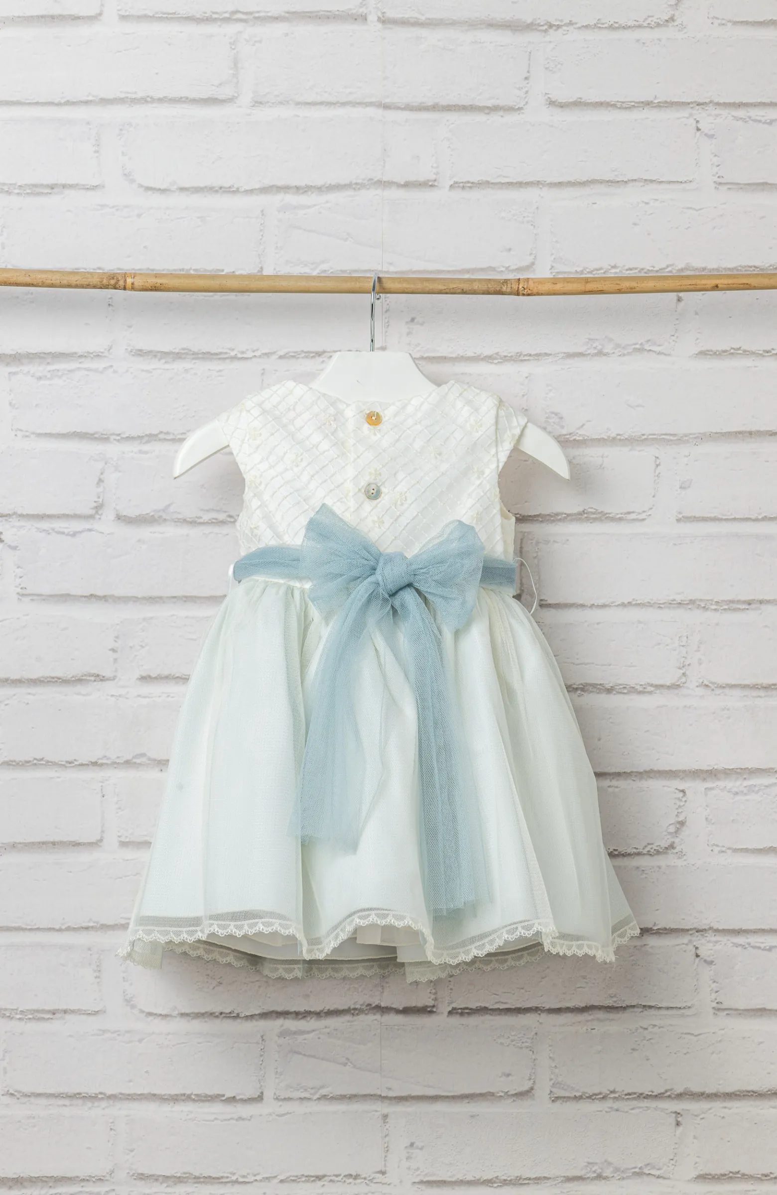 Vestido Ceremonia bebé verde agua y detalle floral con cuerpo en crudo y lazada en espalda