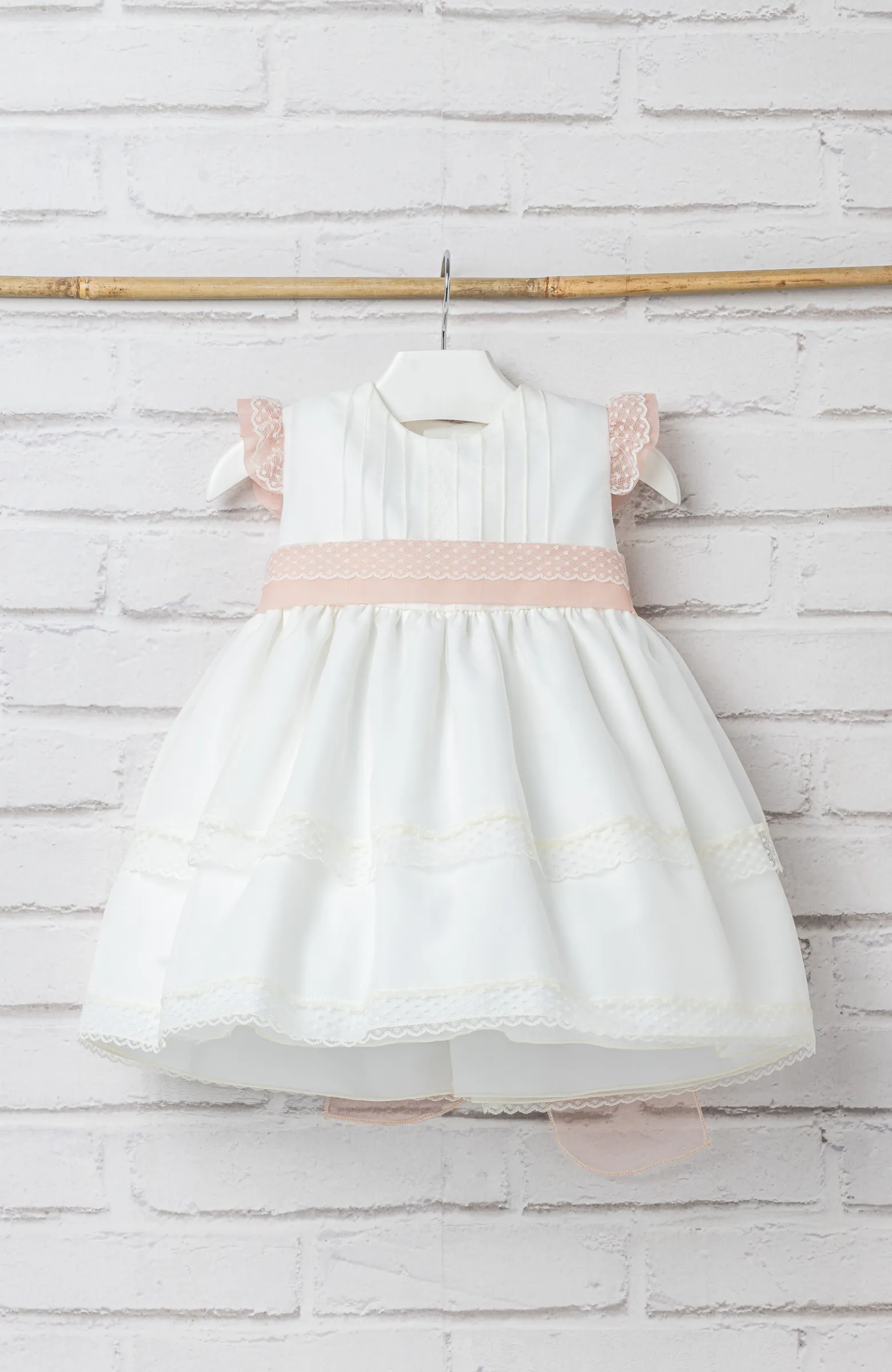 Vestido Bautizo niña bebé con detalles en rosa, ideal para ceremonias de primavera y verano