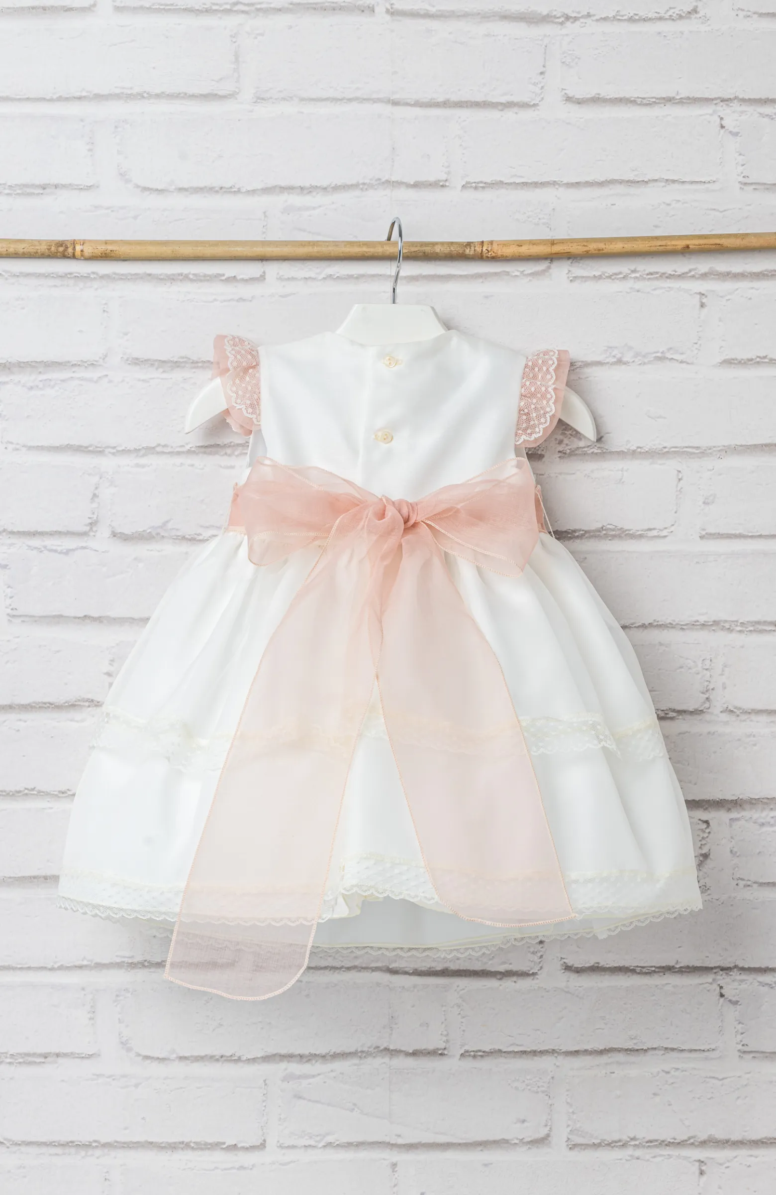 Vestido Bautizo niña bebé con detalles en rosa, clásico, con jaretas y vainicas