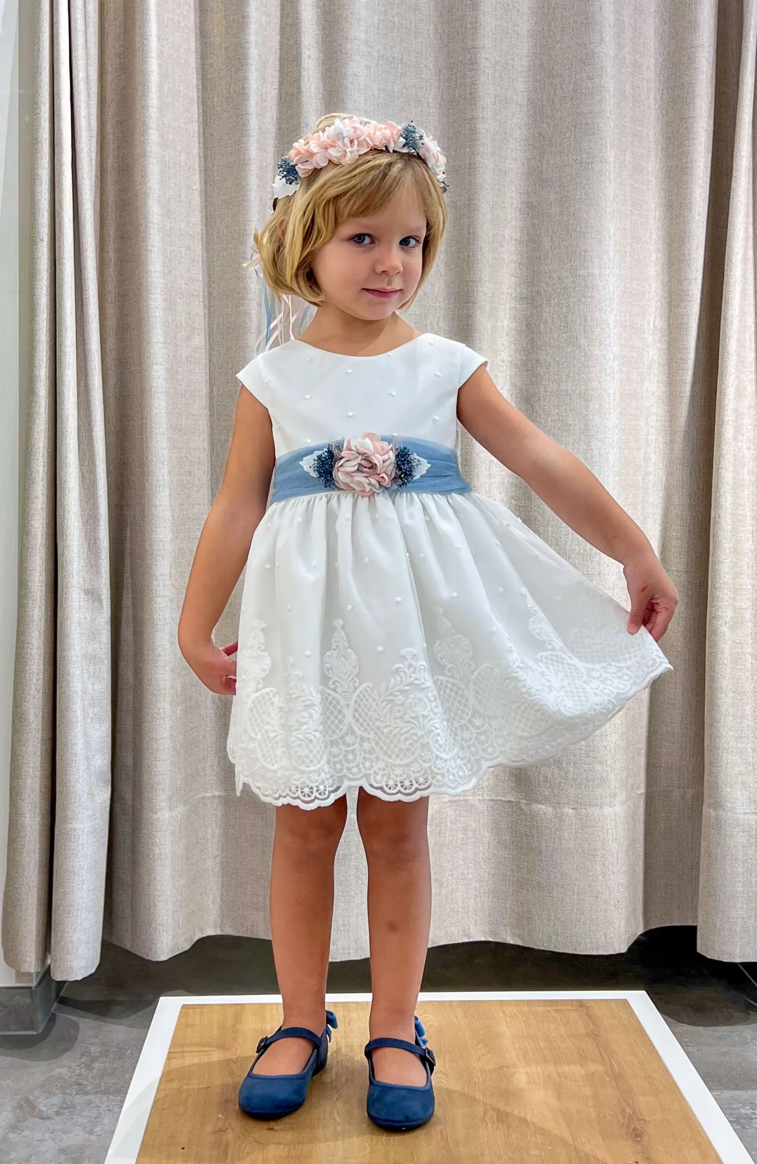 Vestido niña Ceremonia bordado fajín azul