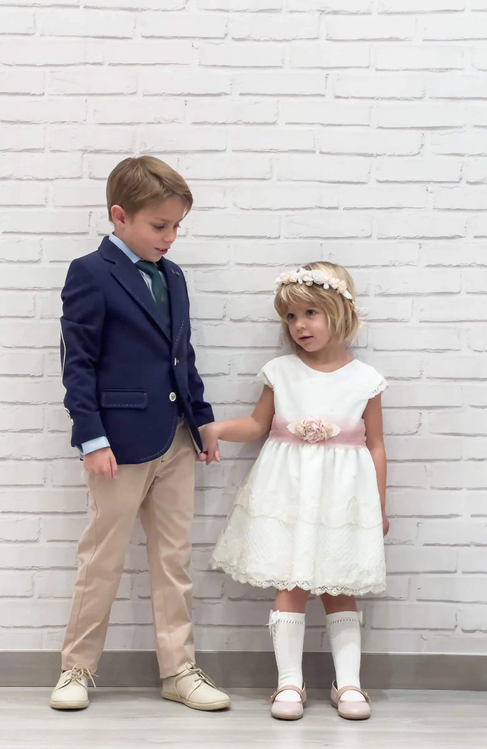 Vestido niña Arras con fajín rosa y detalle floral a juego con hermano