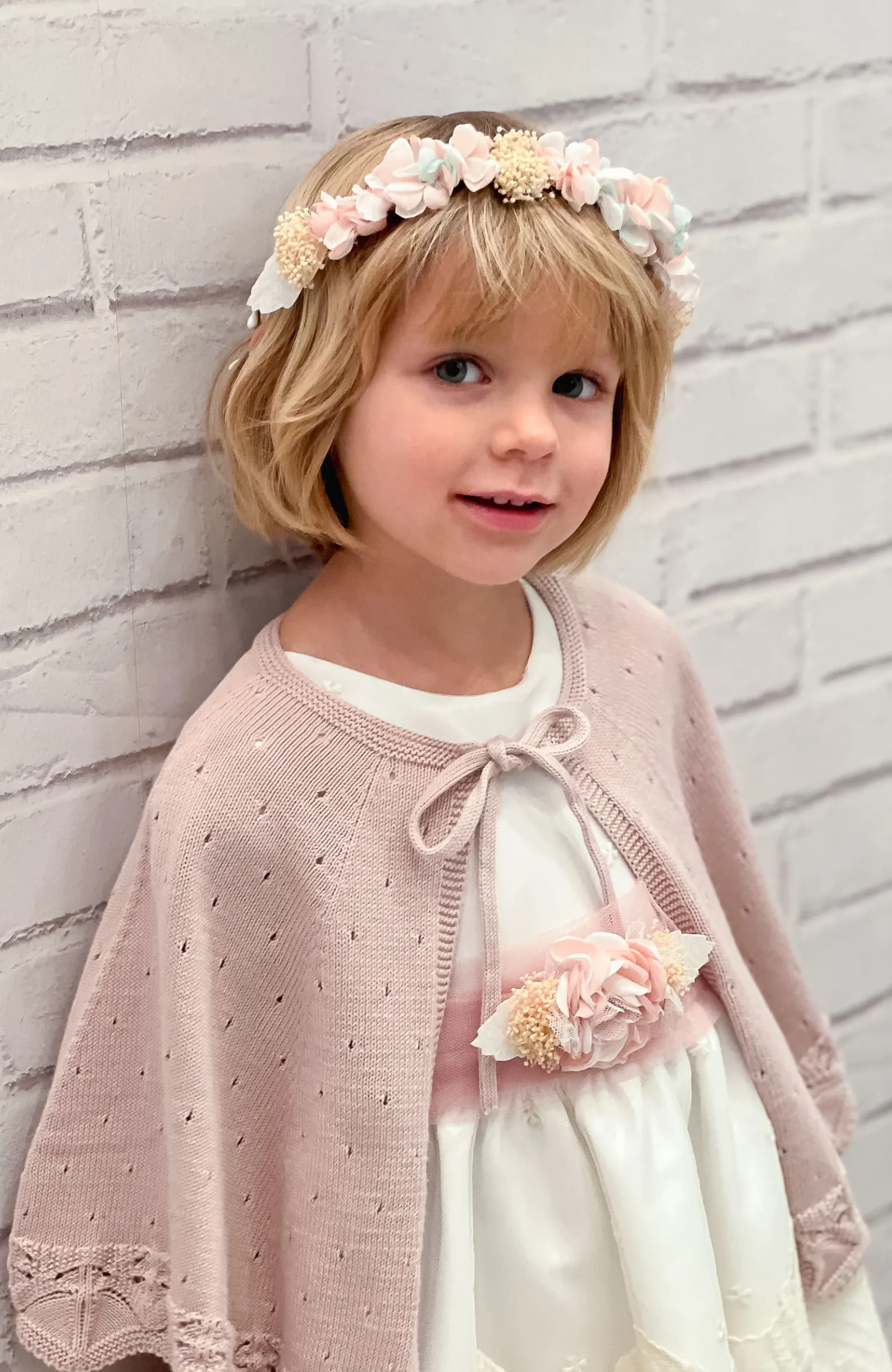 Vestido niña Arras con fajín rosa y detalle floral con capa de lino al tono