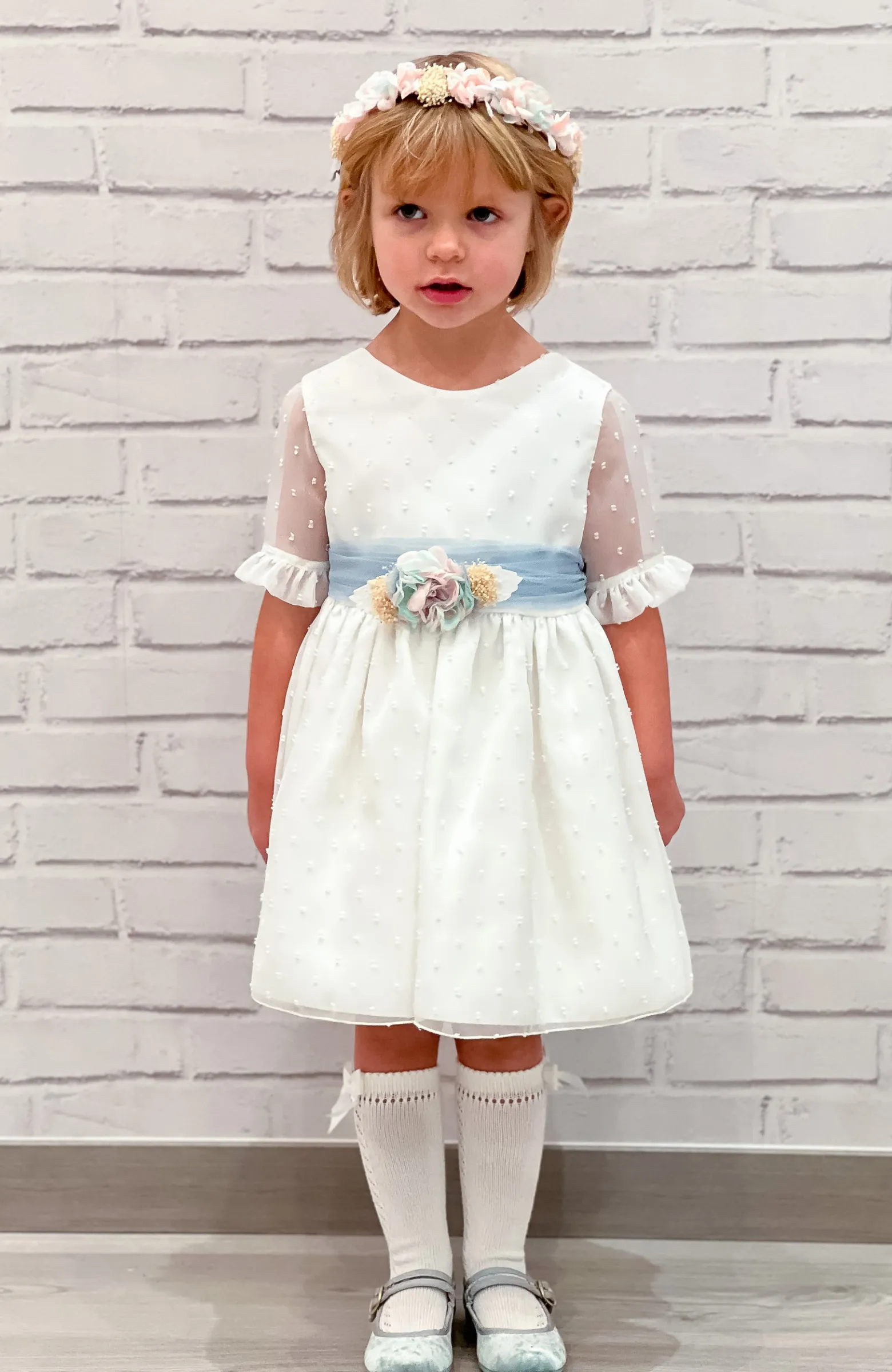 Vestido niña Arras de plumeti con manga francesa y fajín azul , con falda fruncida
