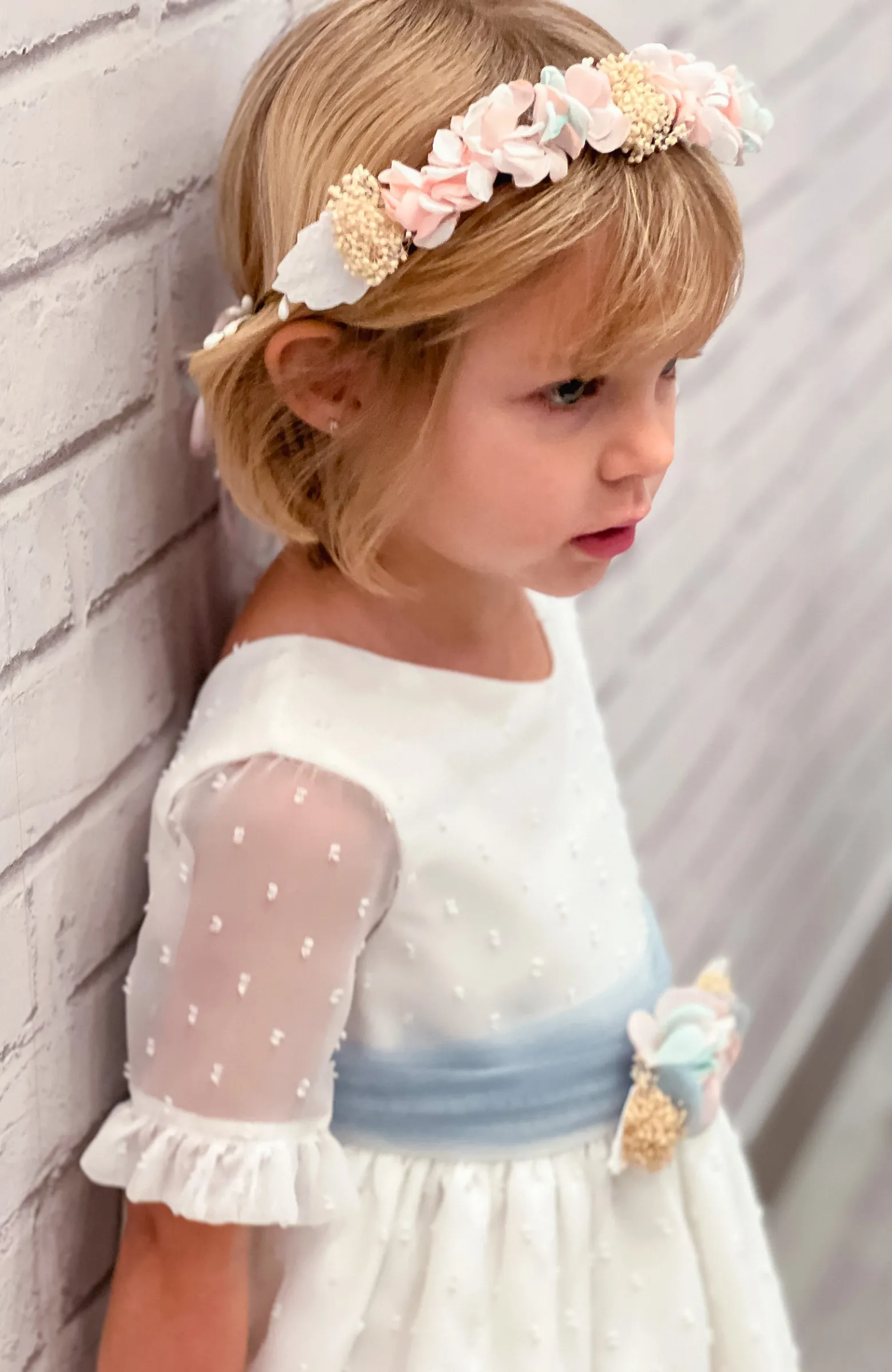 Vestido niña Arras de plumeti con manga francesa semitranparente y fajín azul 