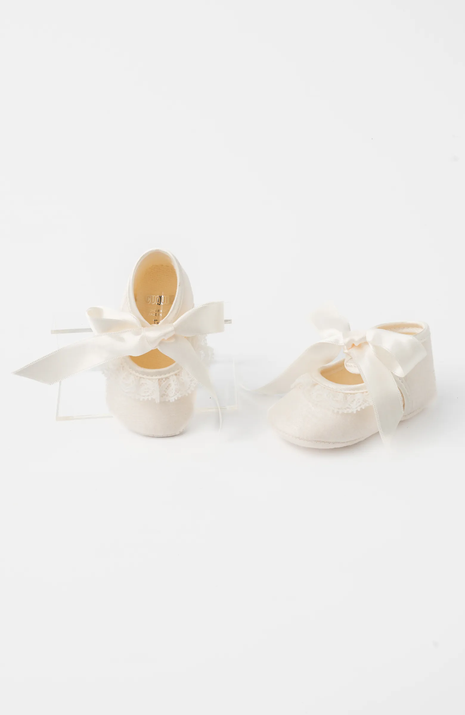 Zapatos de raso sin suela para bebé con puntilla crudo, ideal para bautizo