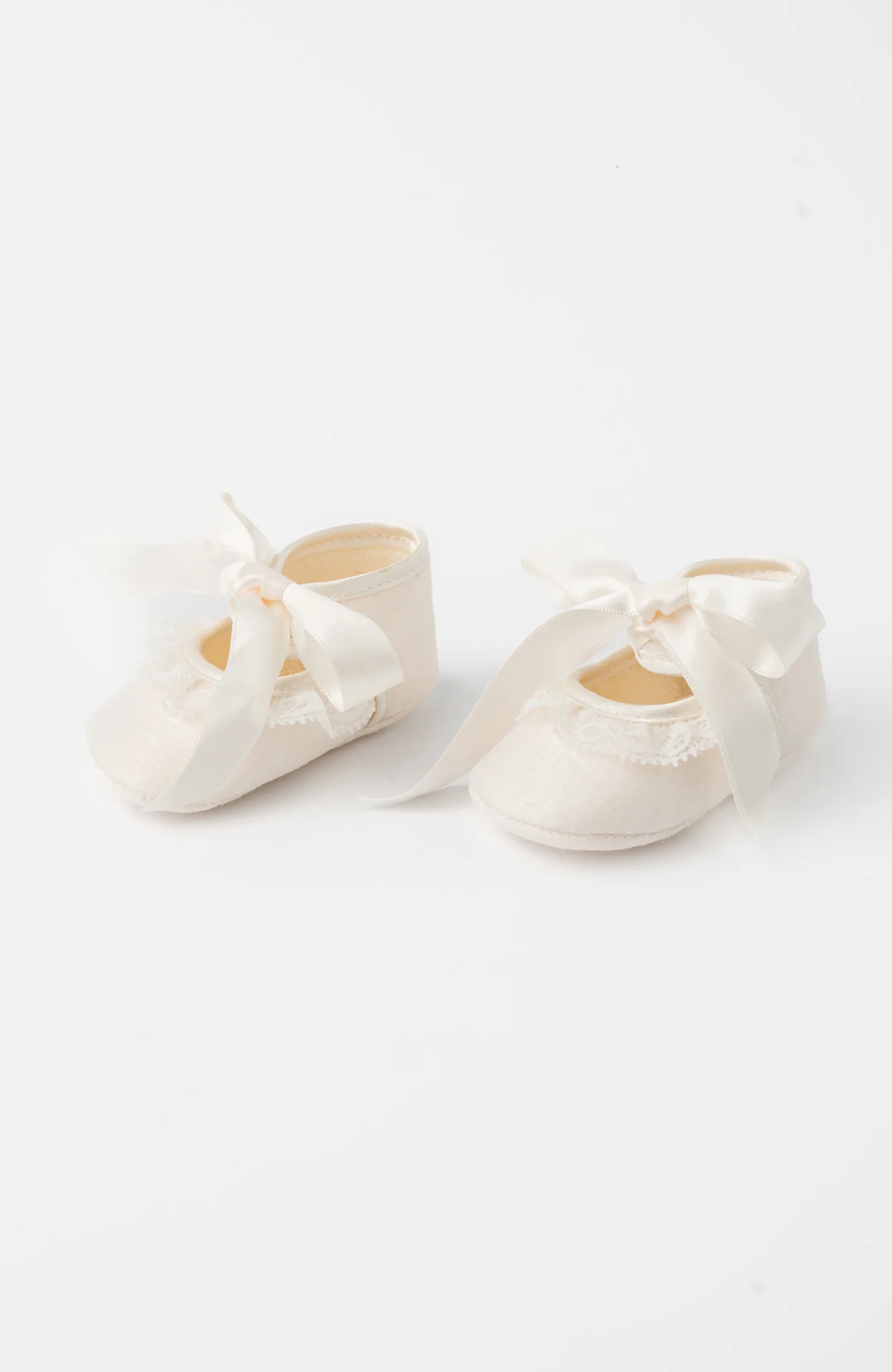 Zapatos de raso sin suela para bebé con puntilla crudo