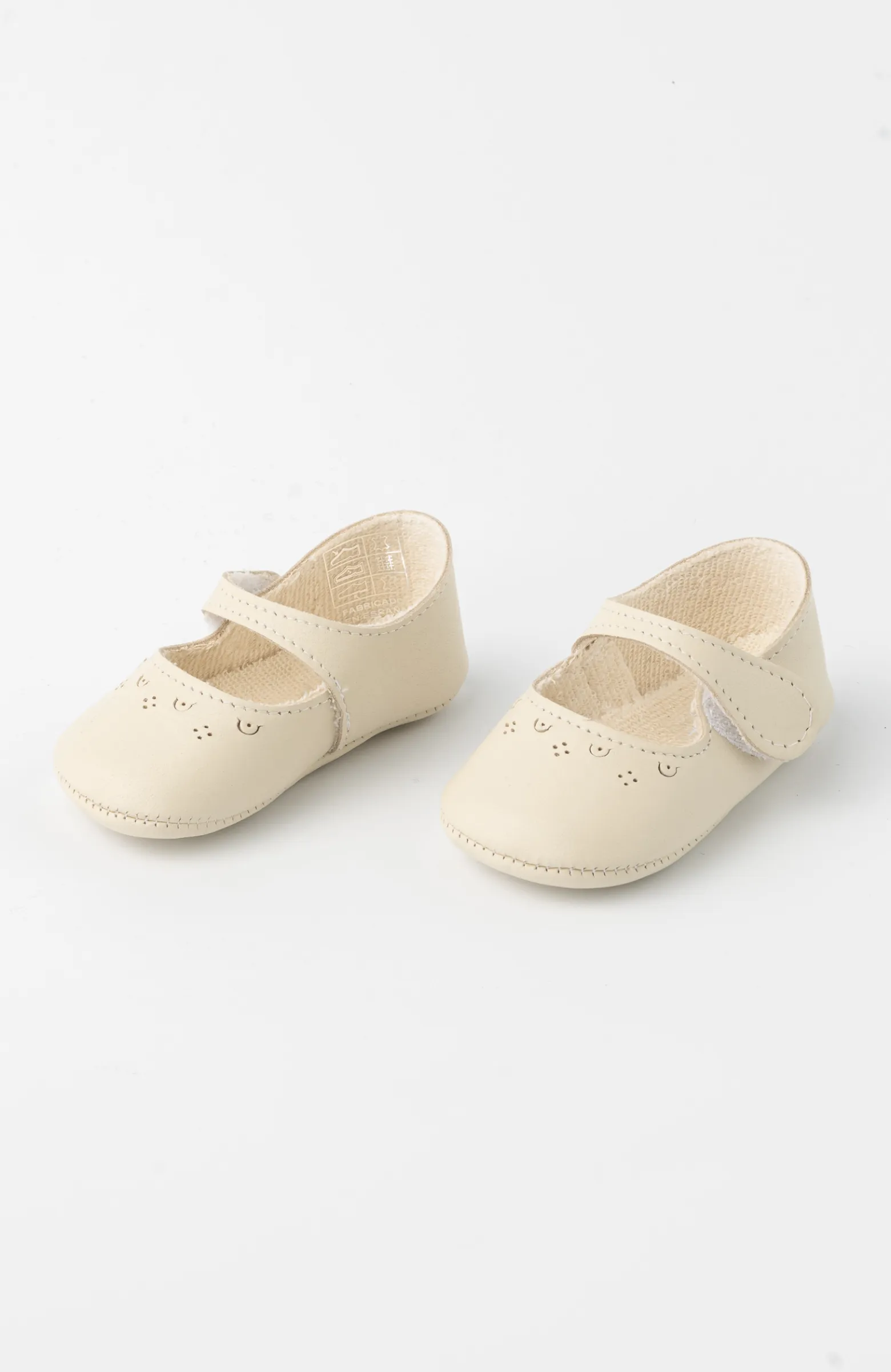 Zapatos bebé de piel sin suela para Bautizo color crudo , blandos y elegantes