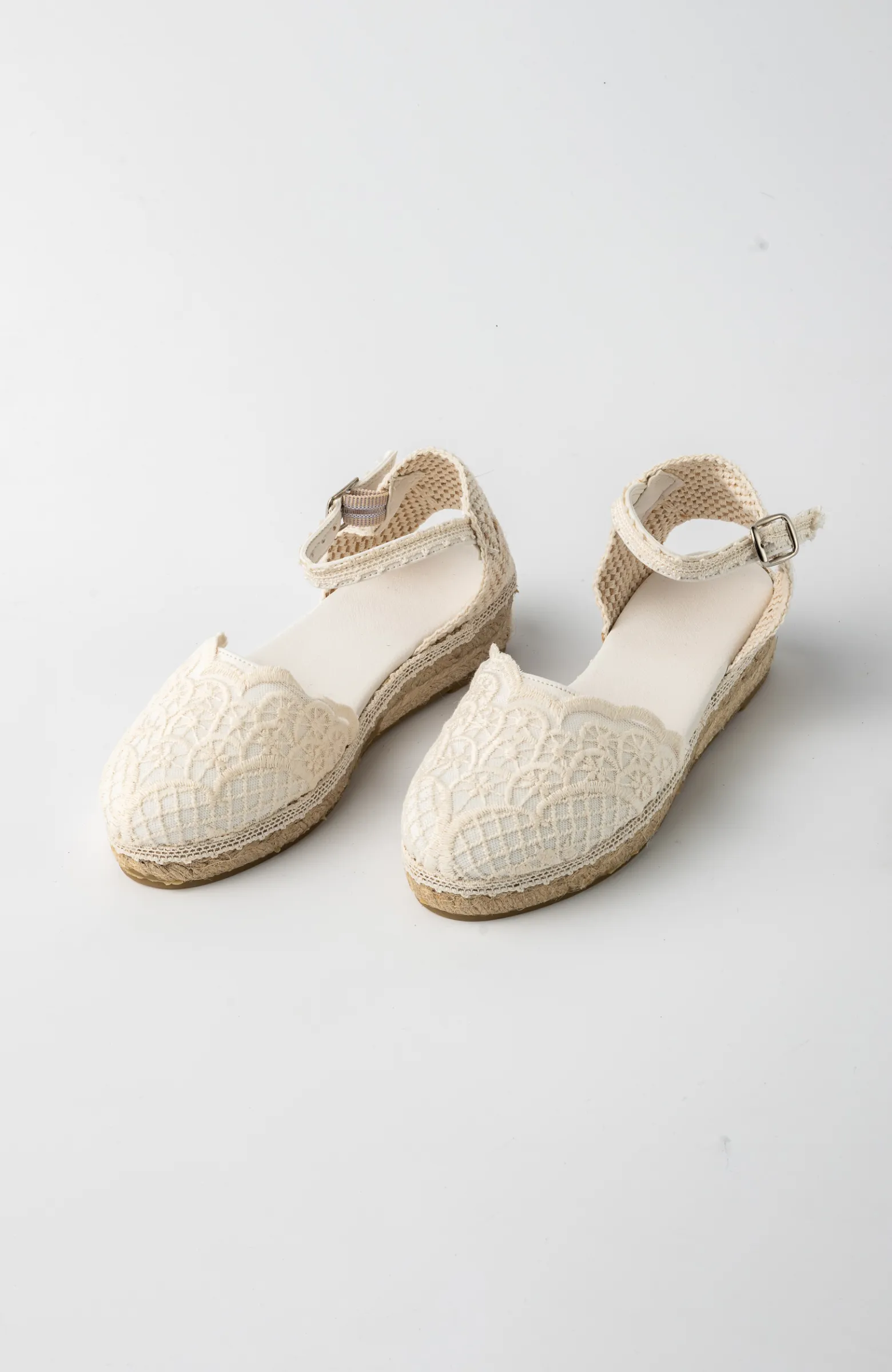 Esparteñas niña bordadas Comunión color crudo ideales para ceremonias infantiles y graduaciones