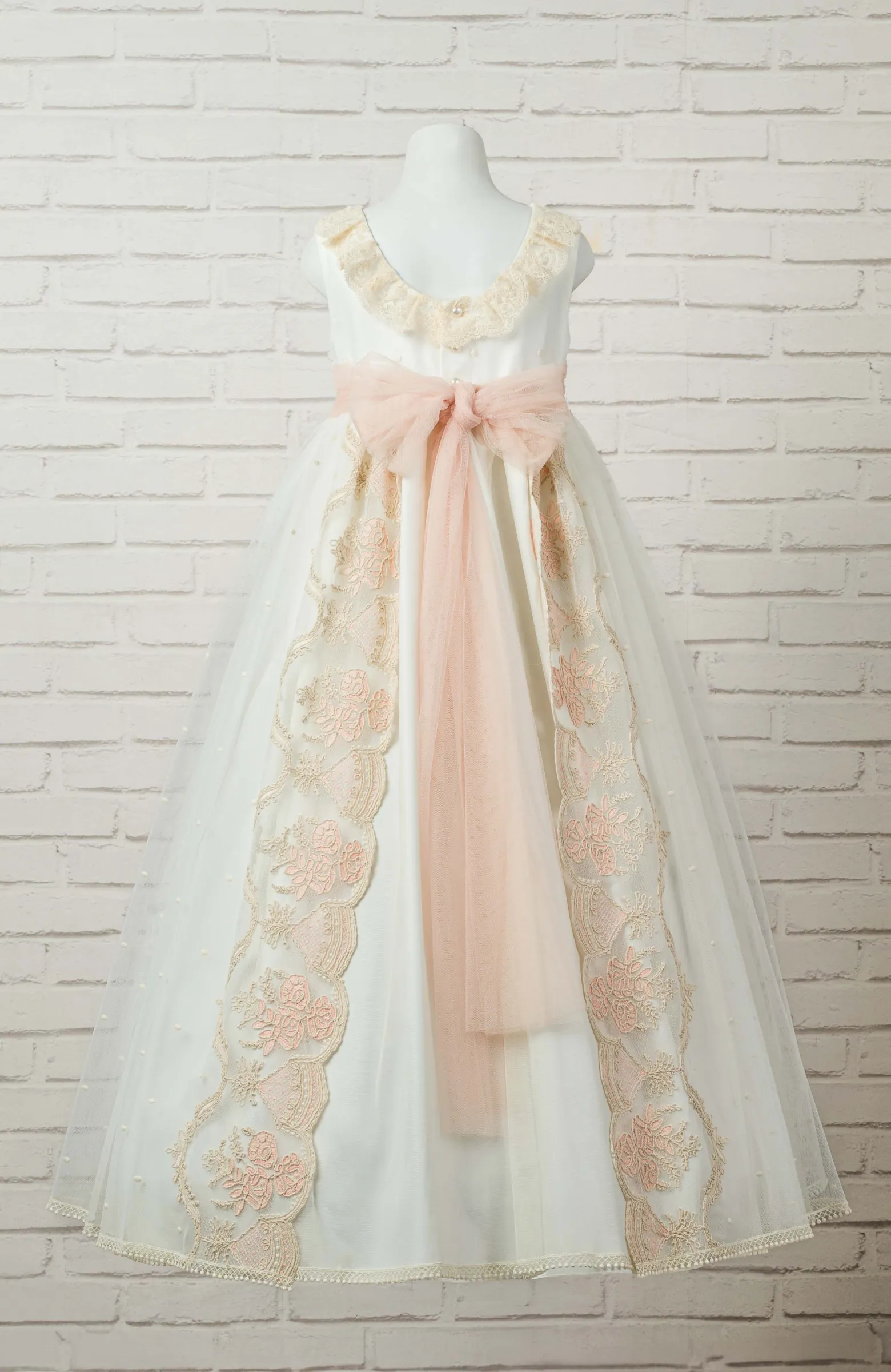 Vestido de Comunión niña outlet bordado, con escote en la espalda