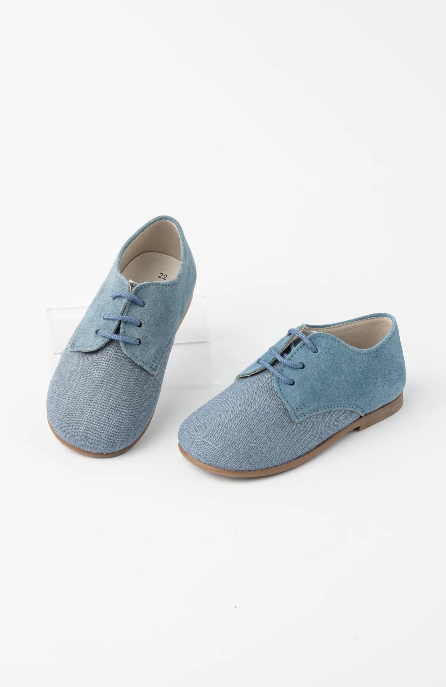 Zapato niño vestir de lino y ante azul, de cordones tipo blucher