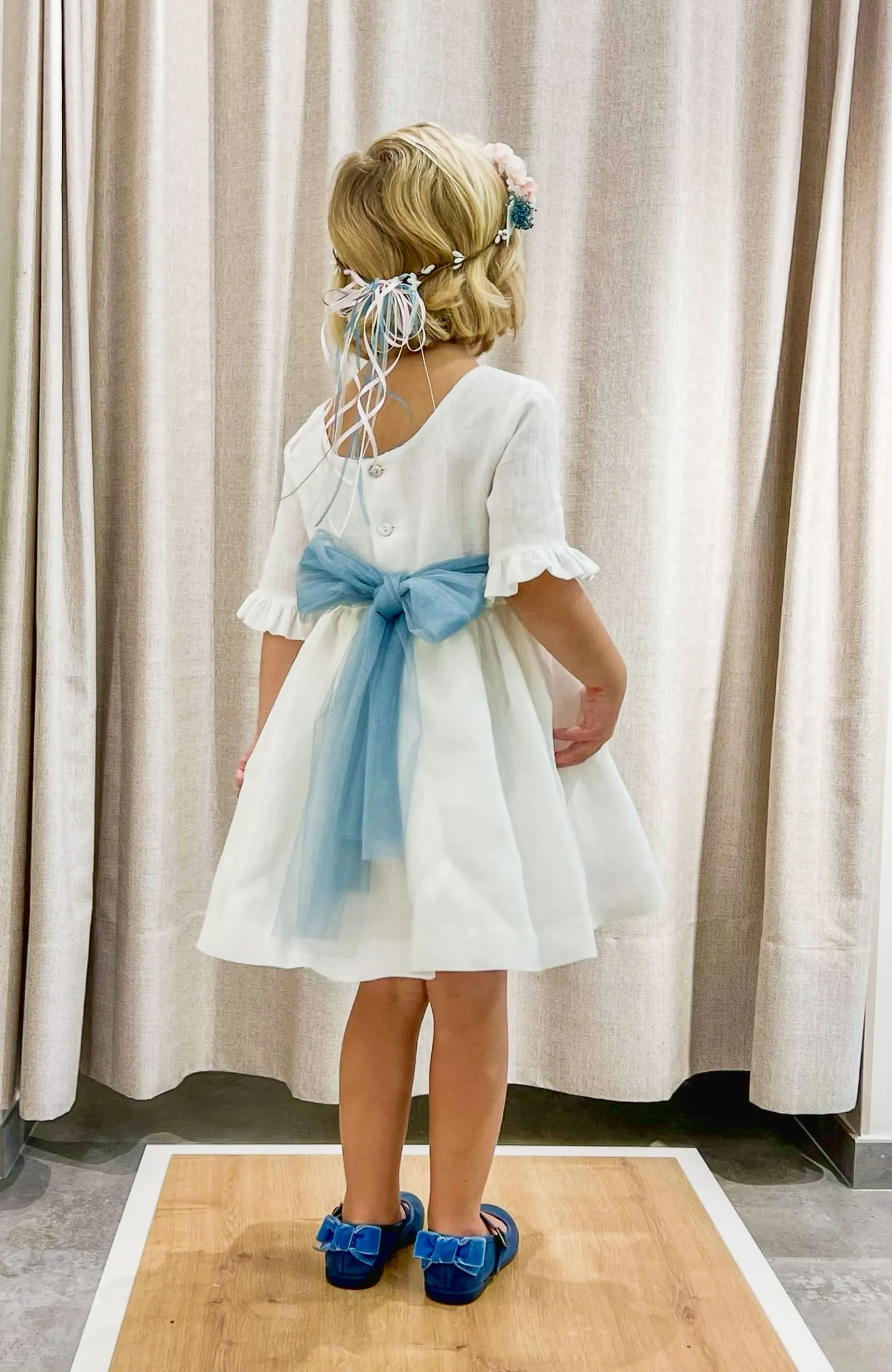 Vestido niña Arras de lino con fajín azul y escote en espalda