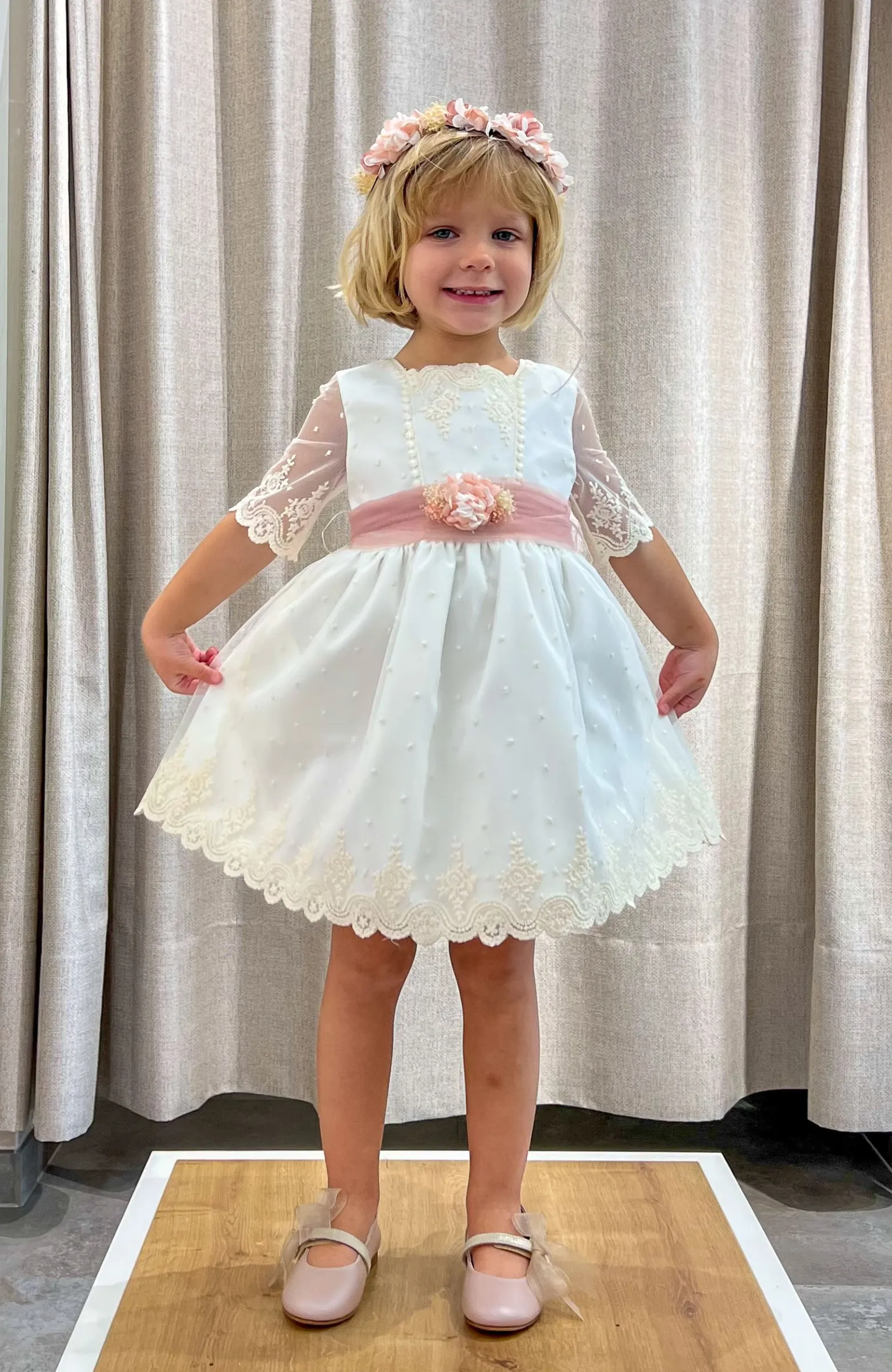 Vestido Arras niña con fajín rosa y manga francesa con falda bordada al tono y escote cuadrado ideal para ceremonia Arras