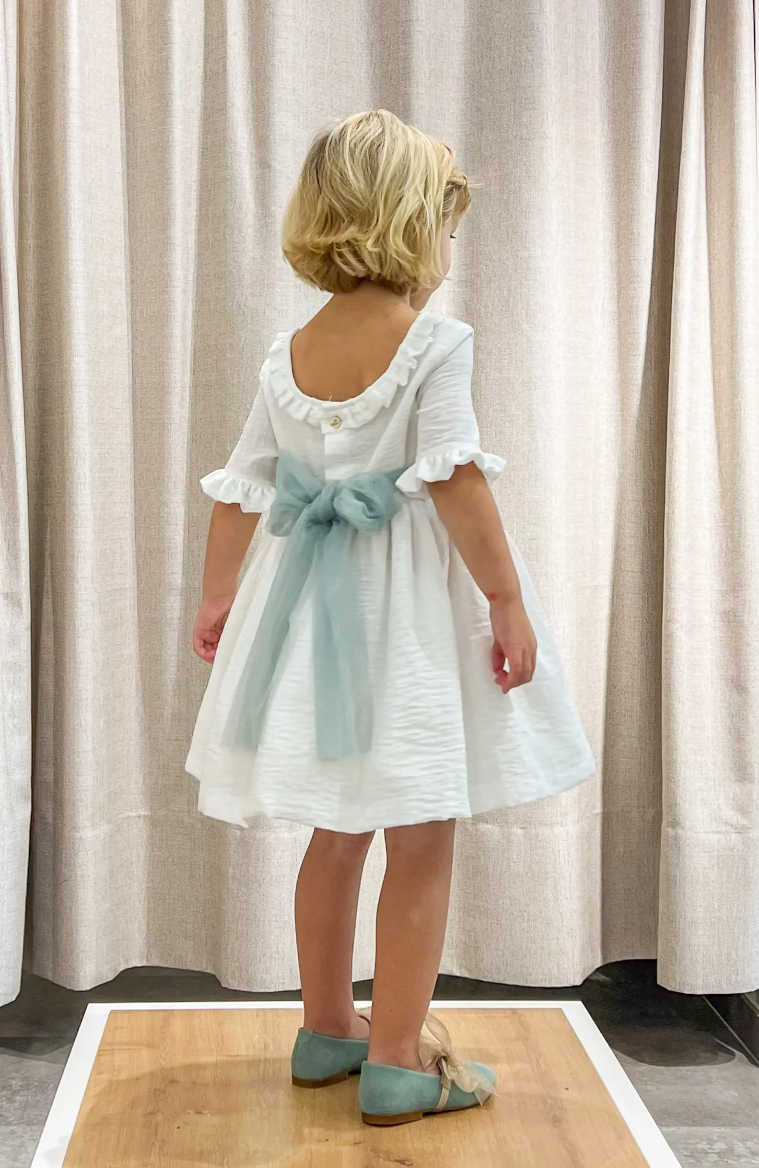 Vestido niña Arras manga francesa fajín verde con escote en espalda con volante