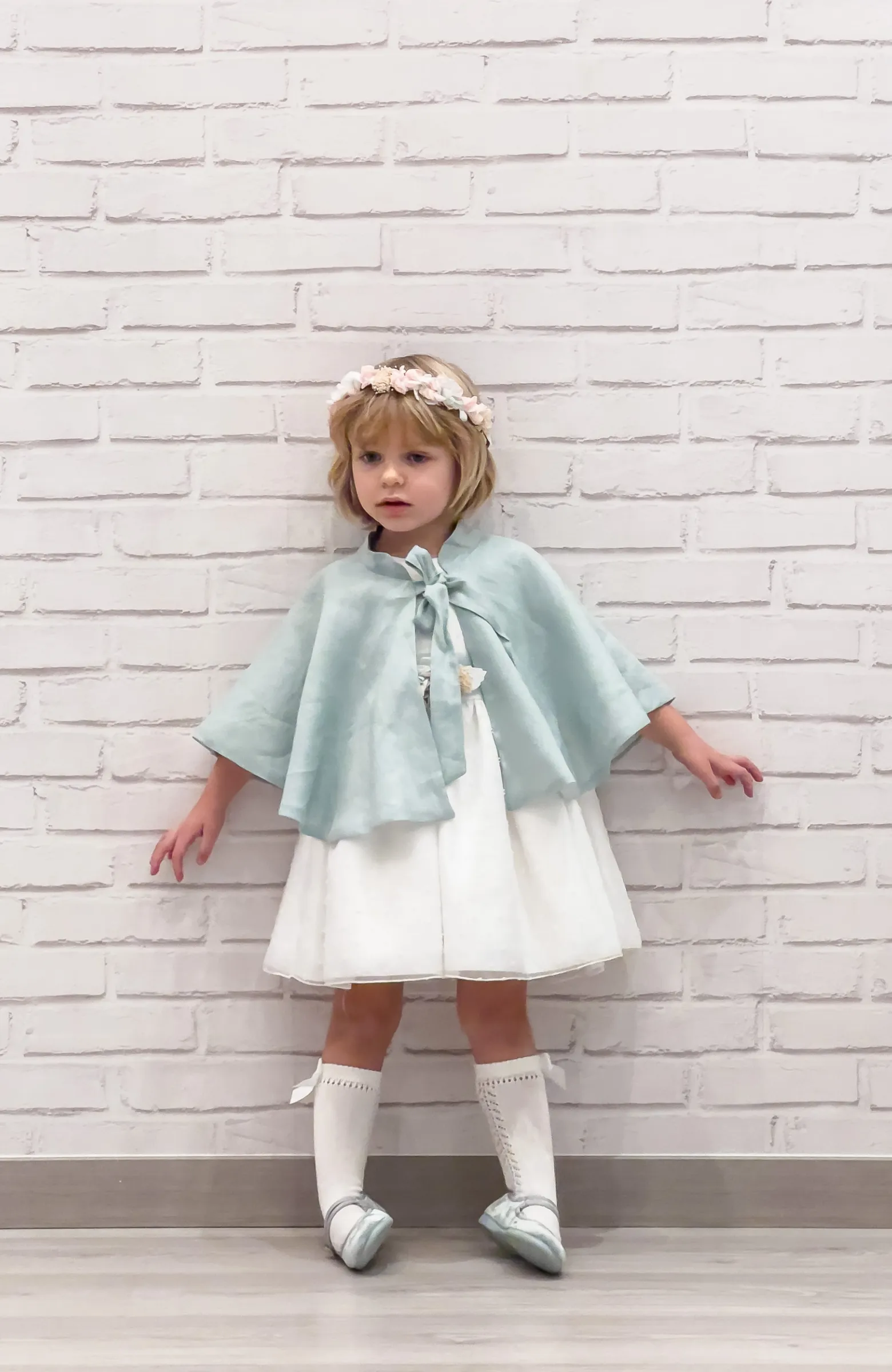 Vestido niña Arras manga francesa fajín verde con capa niña de arras en lino verde