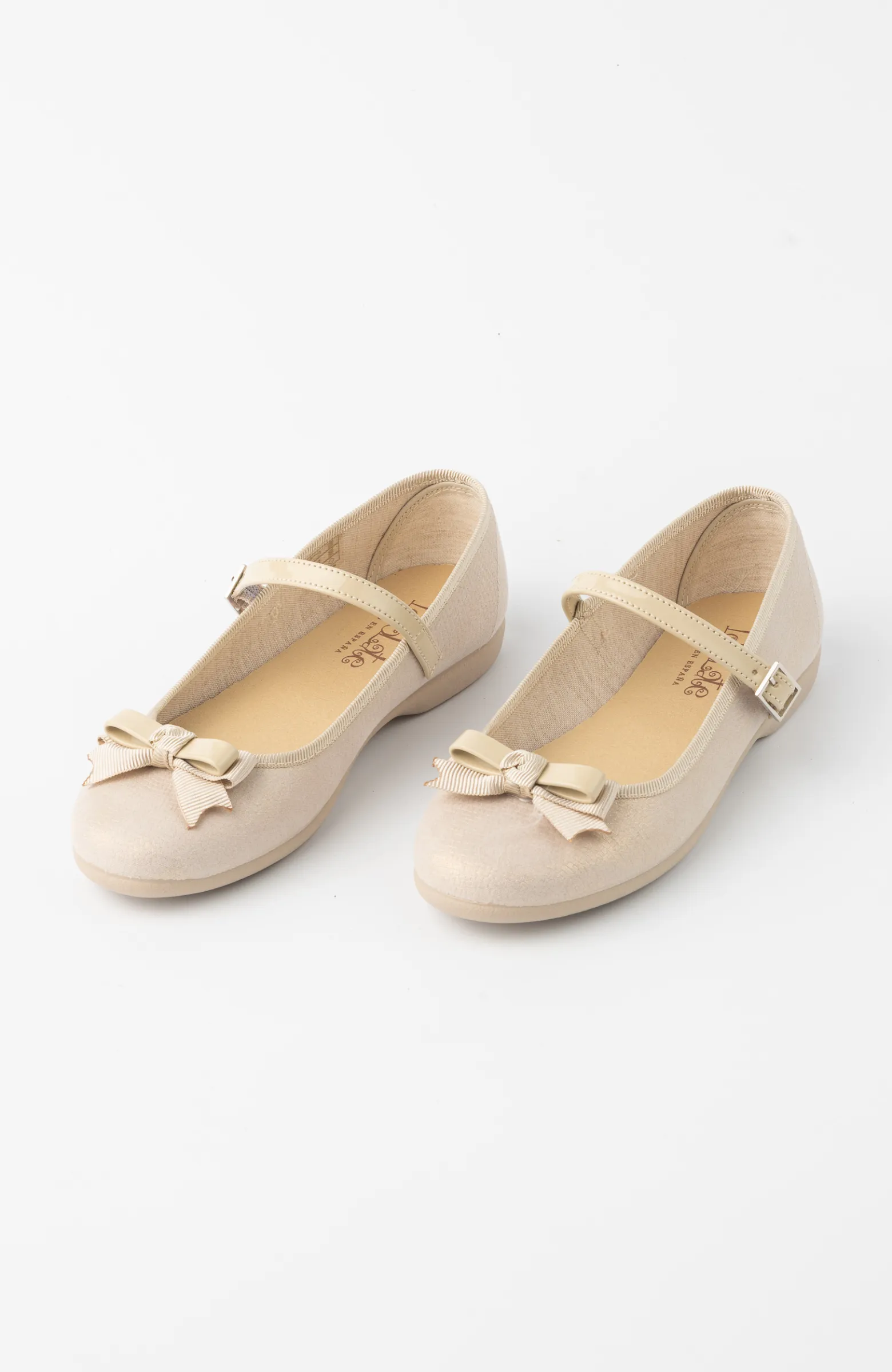 Zapatos niña lacito dorado con suela de goma ideales por su comodidad y sujeción