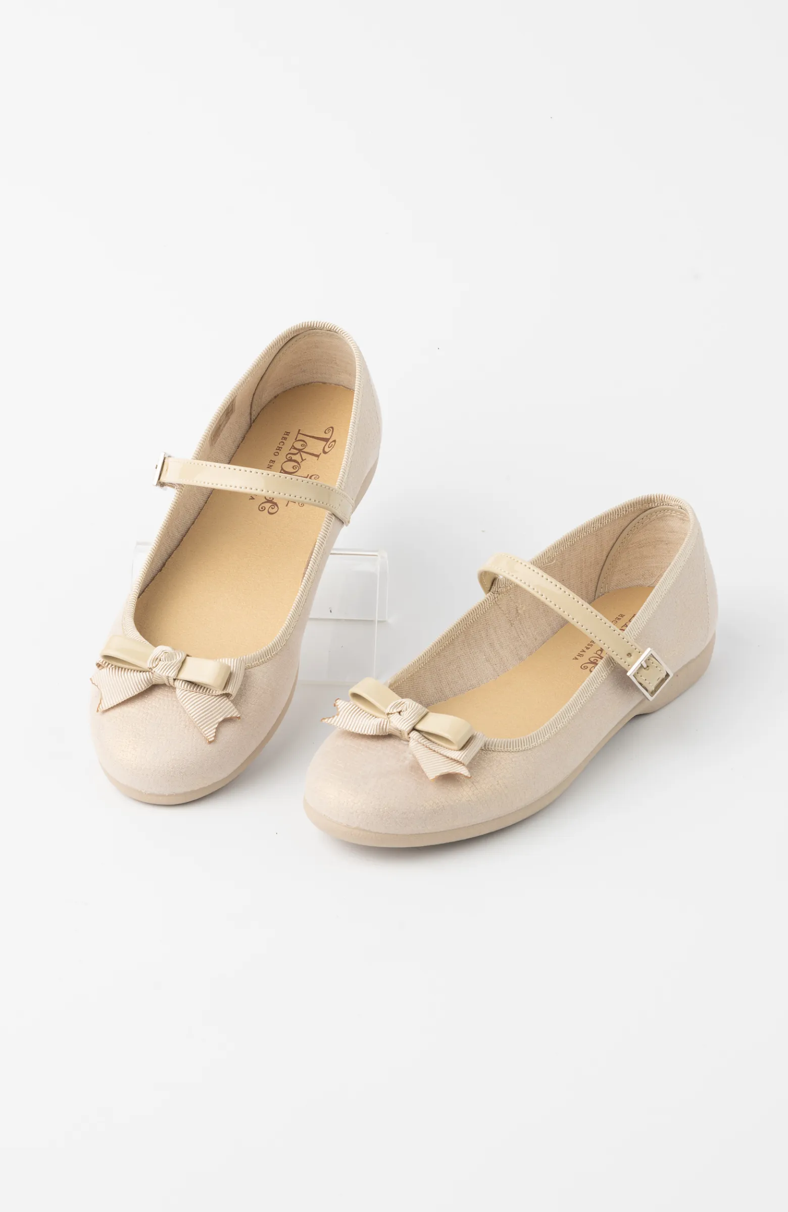 Zapatos niña lacito dorado con suela de goma ideales para ceremonia