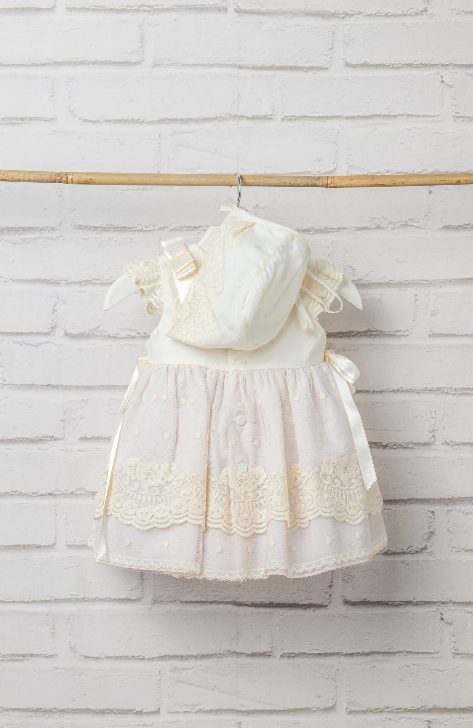 Vestido Bautizo niña rosa bordado con lazos a los lados