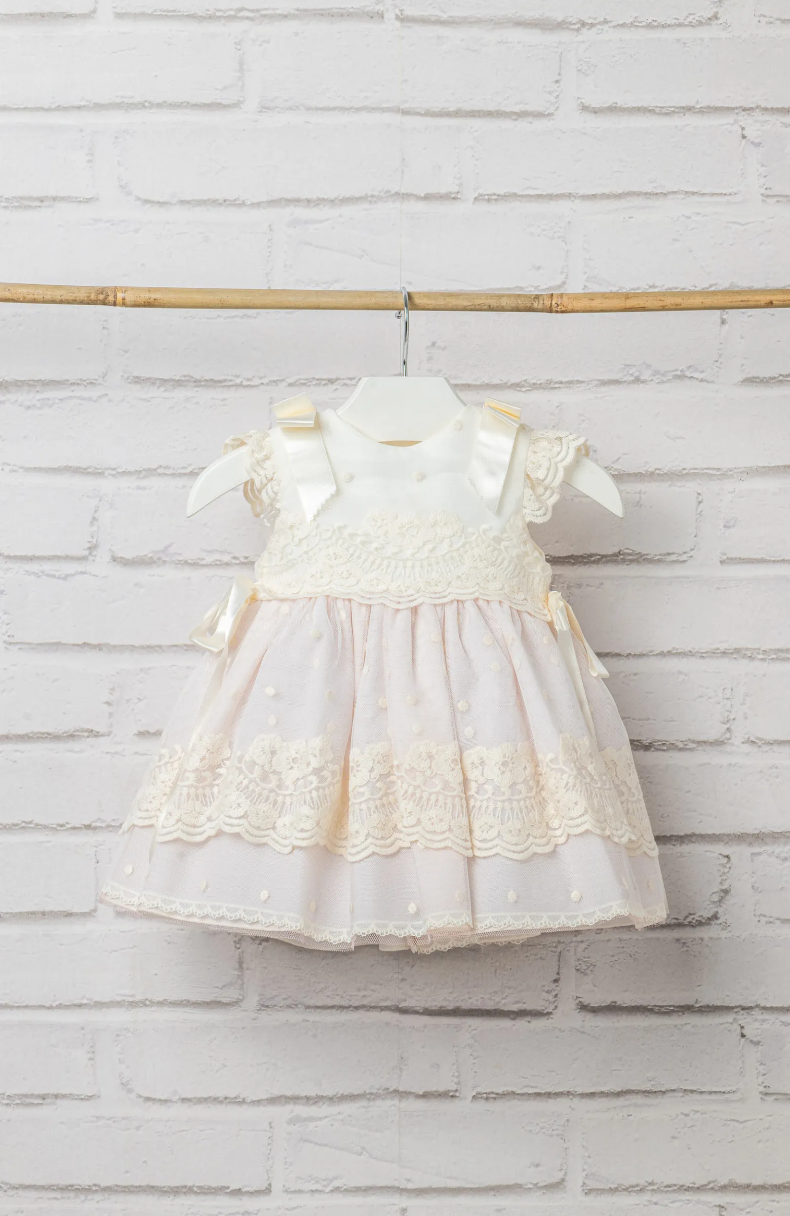 Vestido Bautizo niña rosa bordado con cuerpo beig y falda rosa