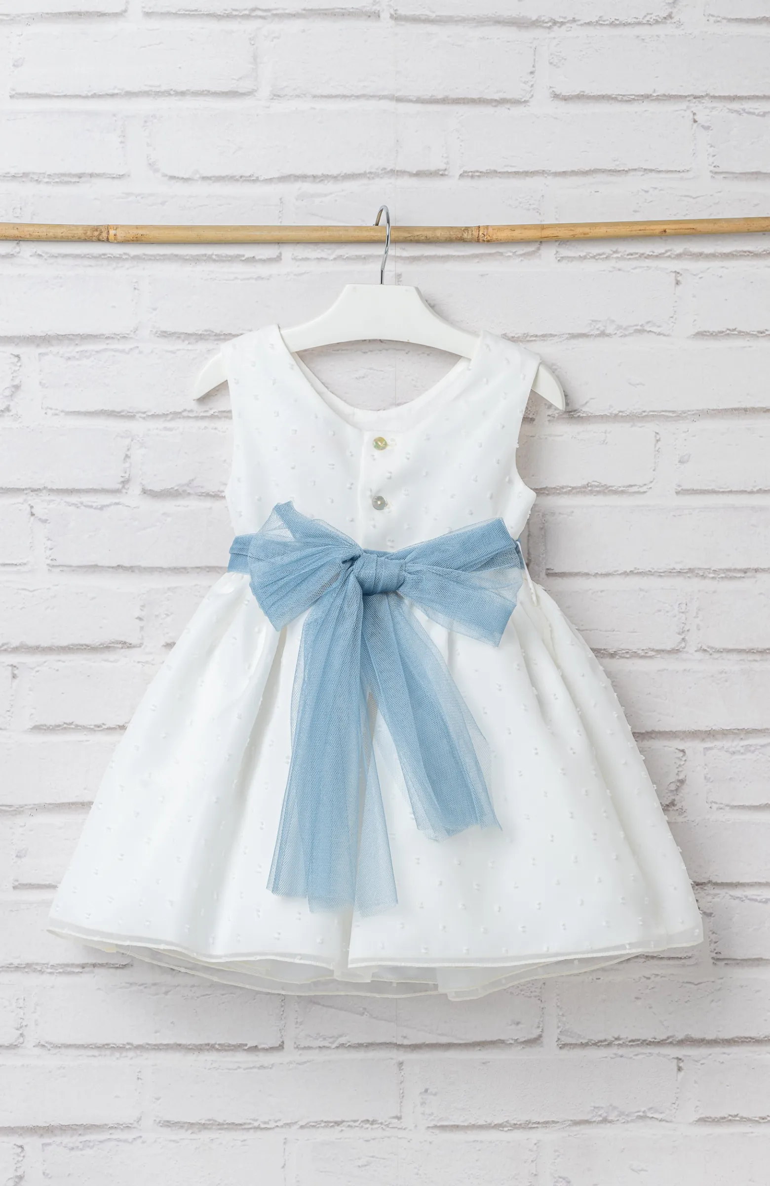 Vestido niña ceremonia plumeti fajín azul con escote en espalda 