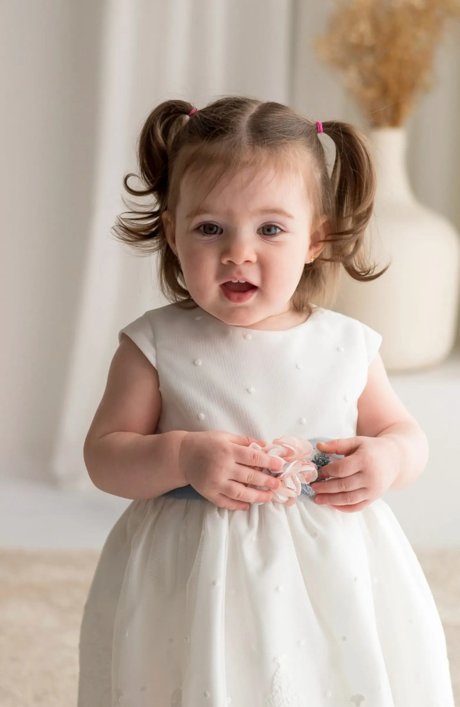 Vestido Bautizo niña bordado fajín azul detalle floral, sin mangas, ideal para verano