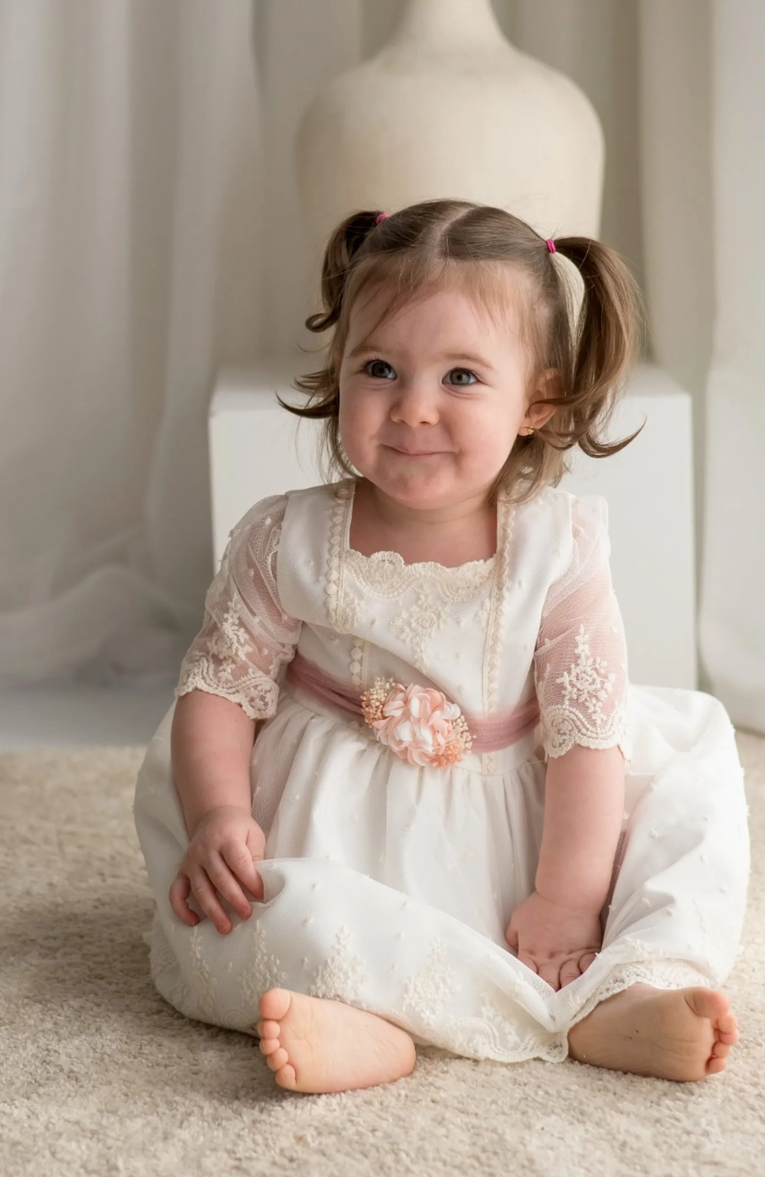 Vestido Bautizo niña bordado manga francesa fajín rosa ideal para ceremonias infantiles