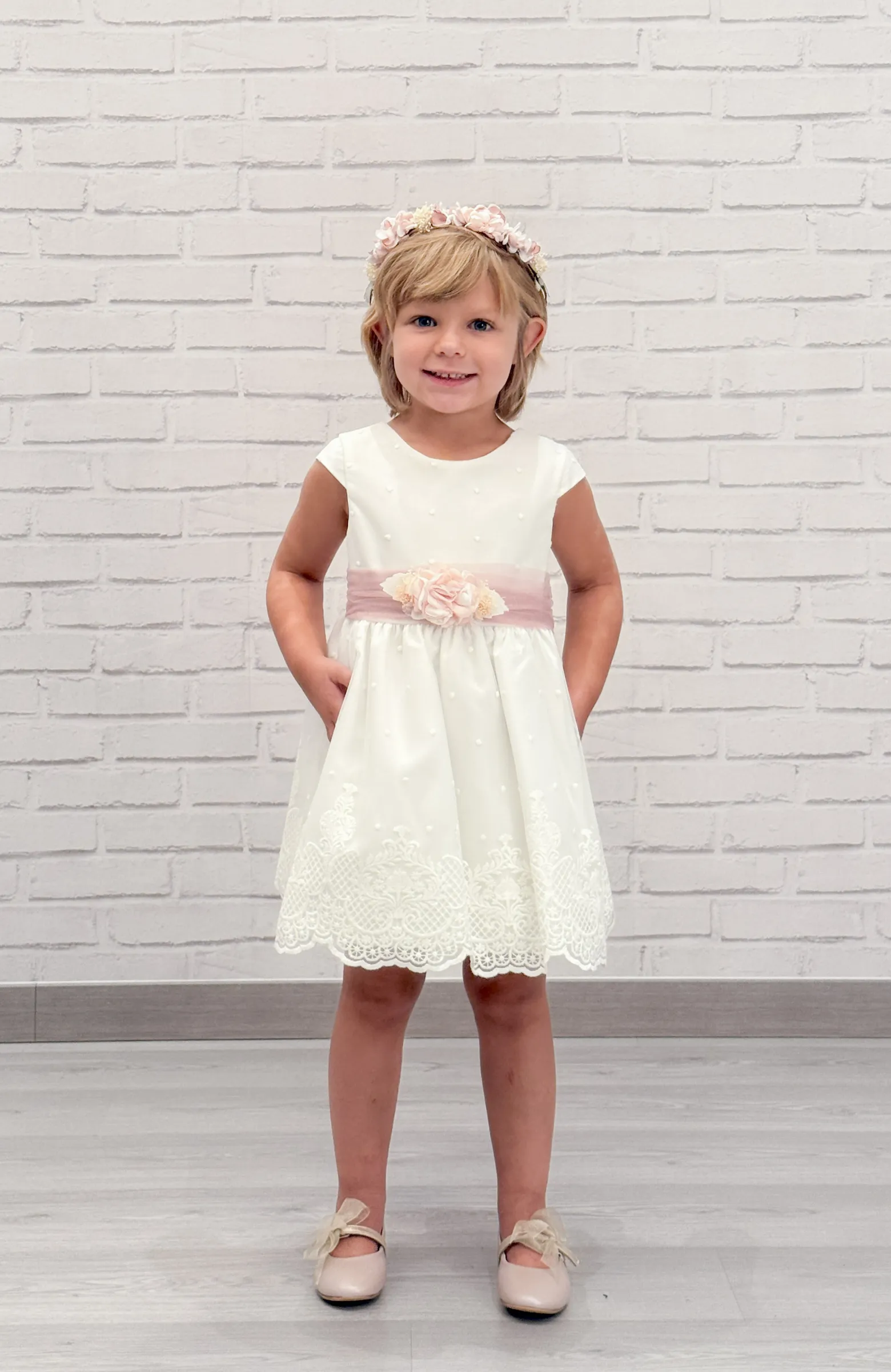 Vestido Arras niña bordado con fajín rosado Inés Vestido Arras niña bordado con fajín rosado Inés
