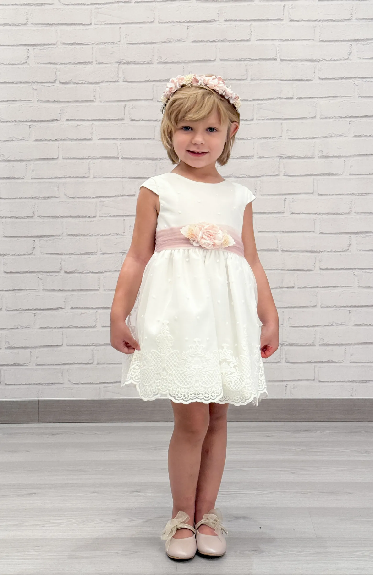 Vestido Arras niña bordado con fajín rosado Inés Vestido Arras niña bordado con fajín rosado Inés