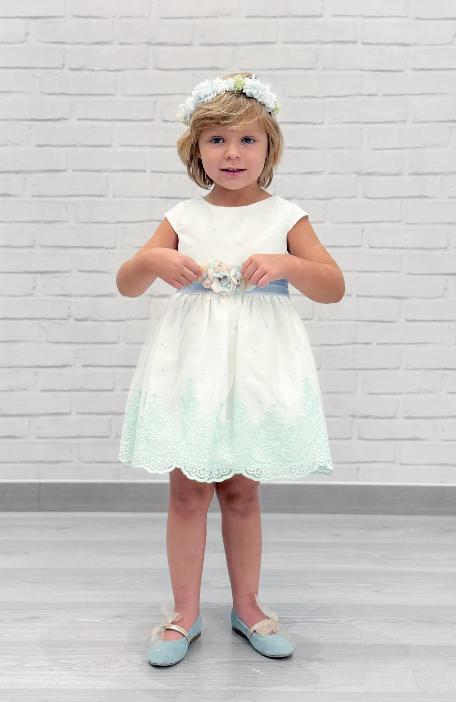 Luciendo feliz en un gran día Vestido niña ceremonia bordado fajín verde