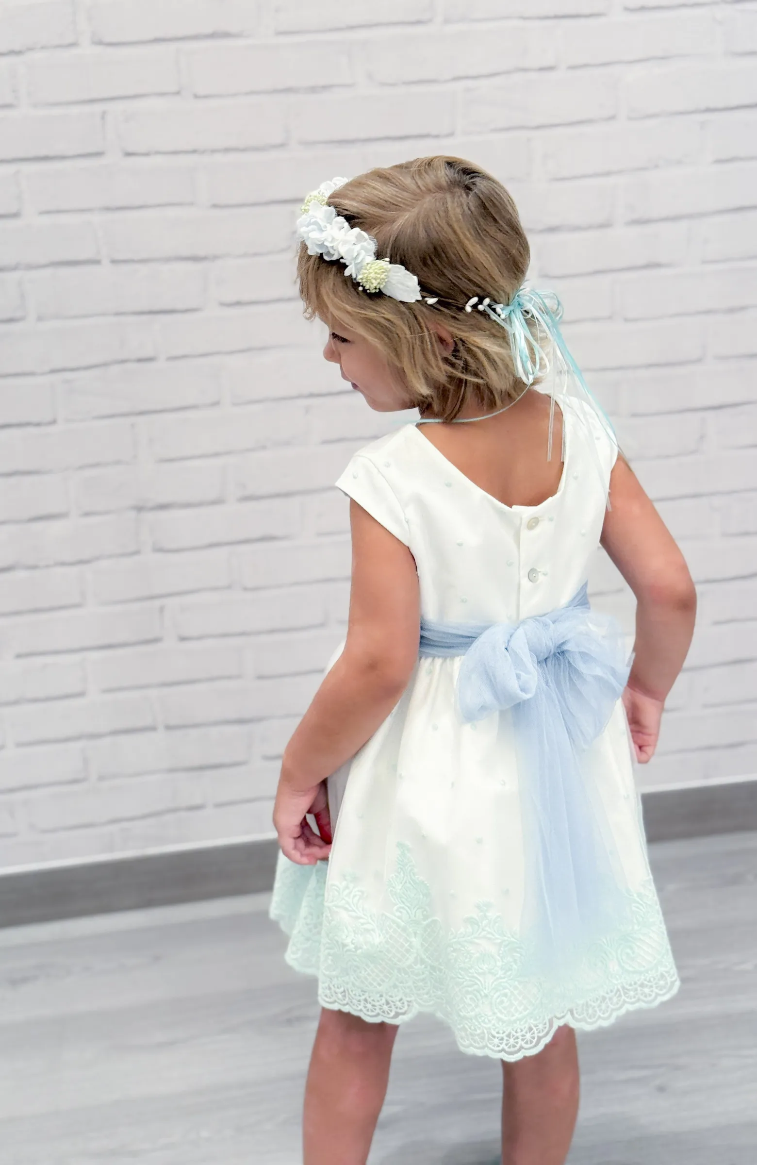 La magía en un día especial Vestido niña ceremonia bordado fajín verde