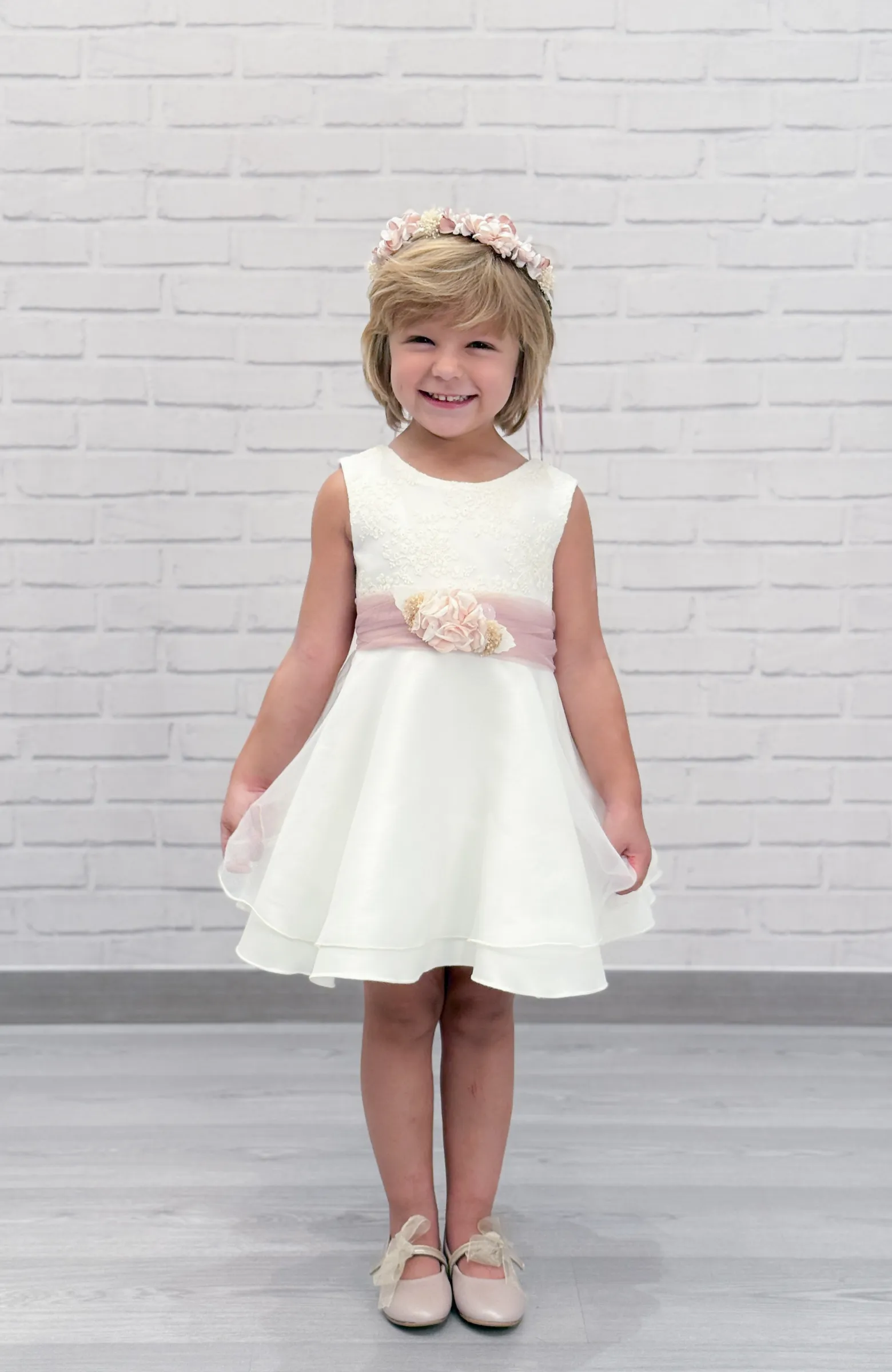 Emoción contenida por tanta belleza Vestido de Arras niña con fajín rosa empolvado y flores hechas a mano