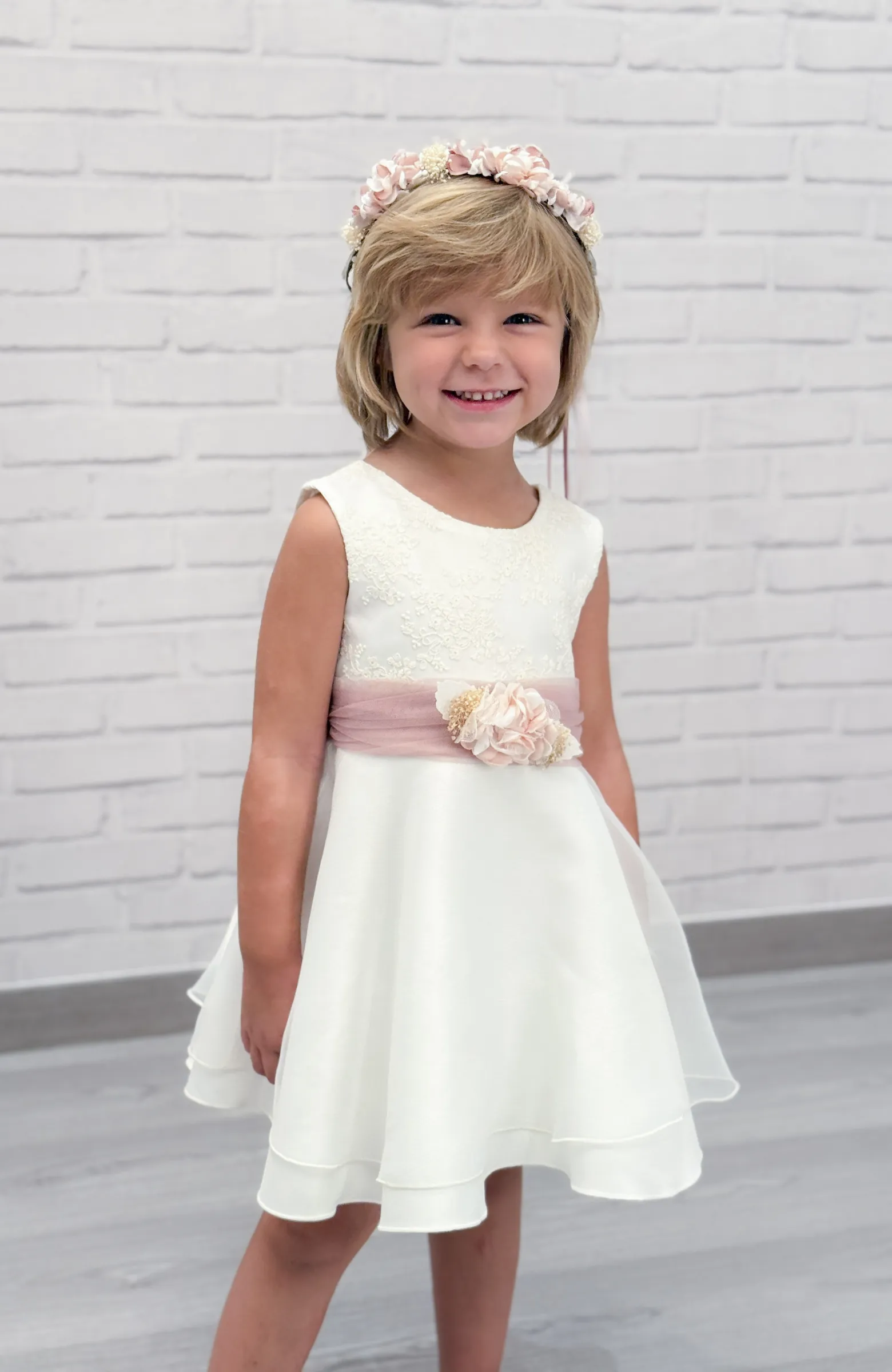 Falda a capa perfecta para girar y girar Vestido de Arras niña con fajín rosa empolvado y flores hechas a mano