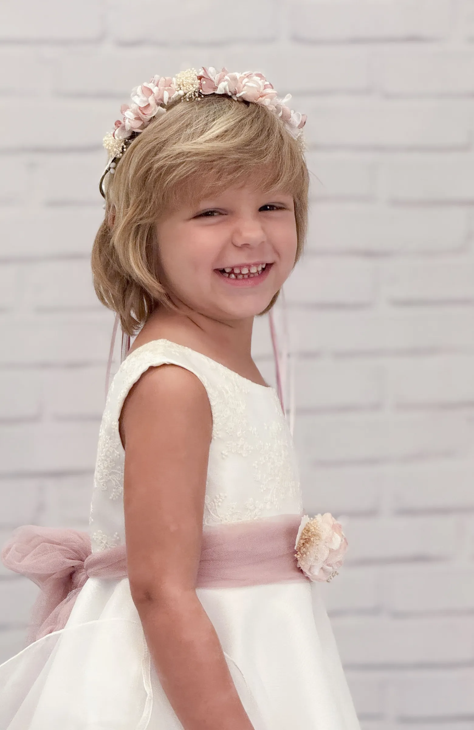 La magia de una sonrisa Vestido de Arras niña con fajín rosa empolvado y flores hechas a mano