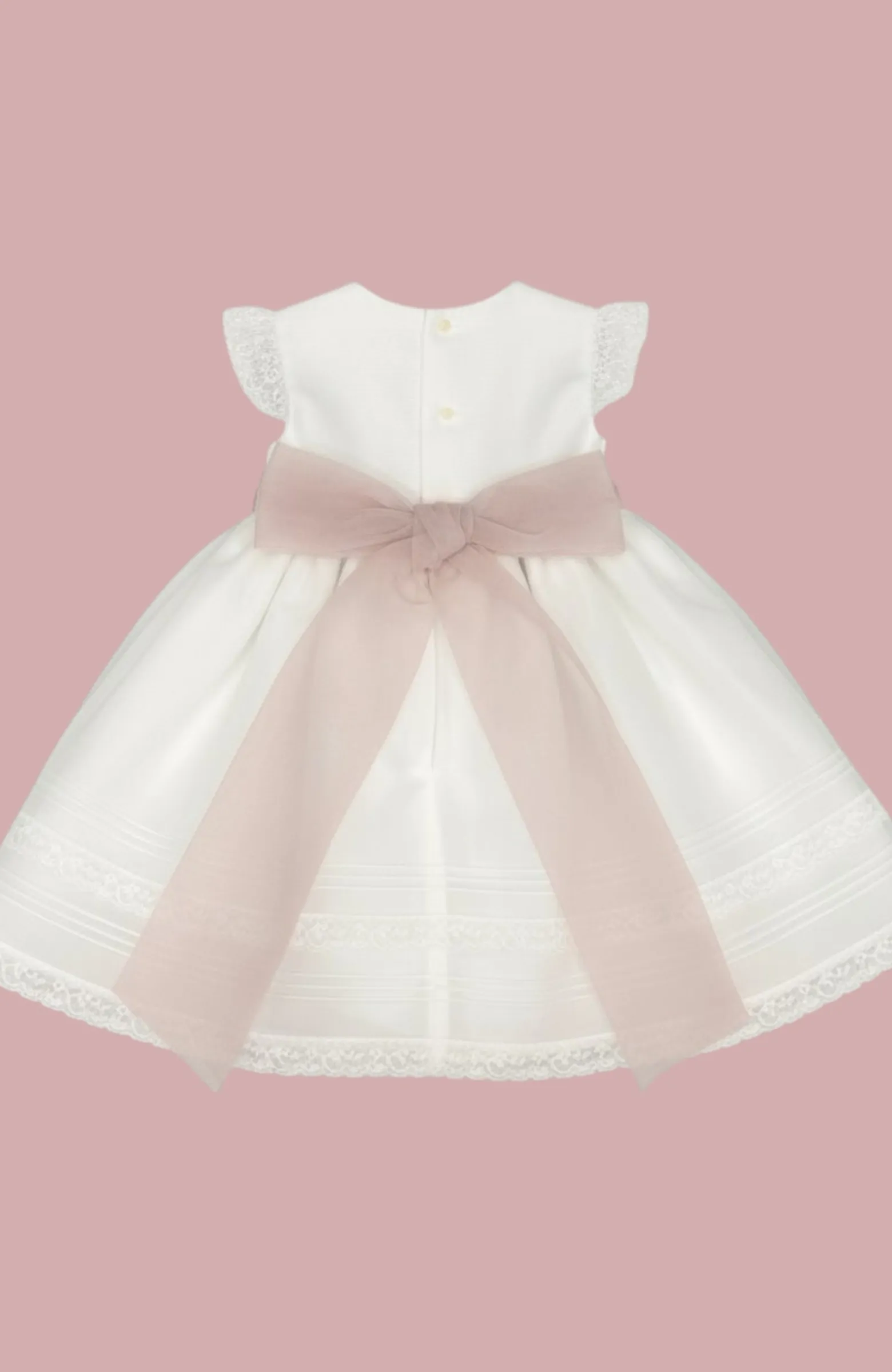 Celebrar la infancia con estilo Vestido de Bautizo con detalles en rosa made in Spain