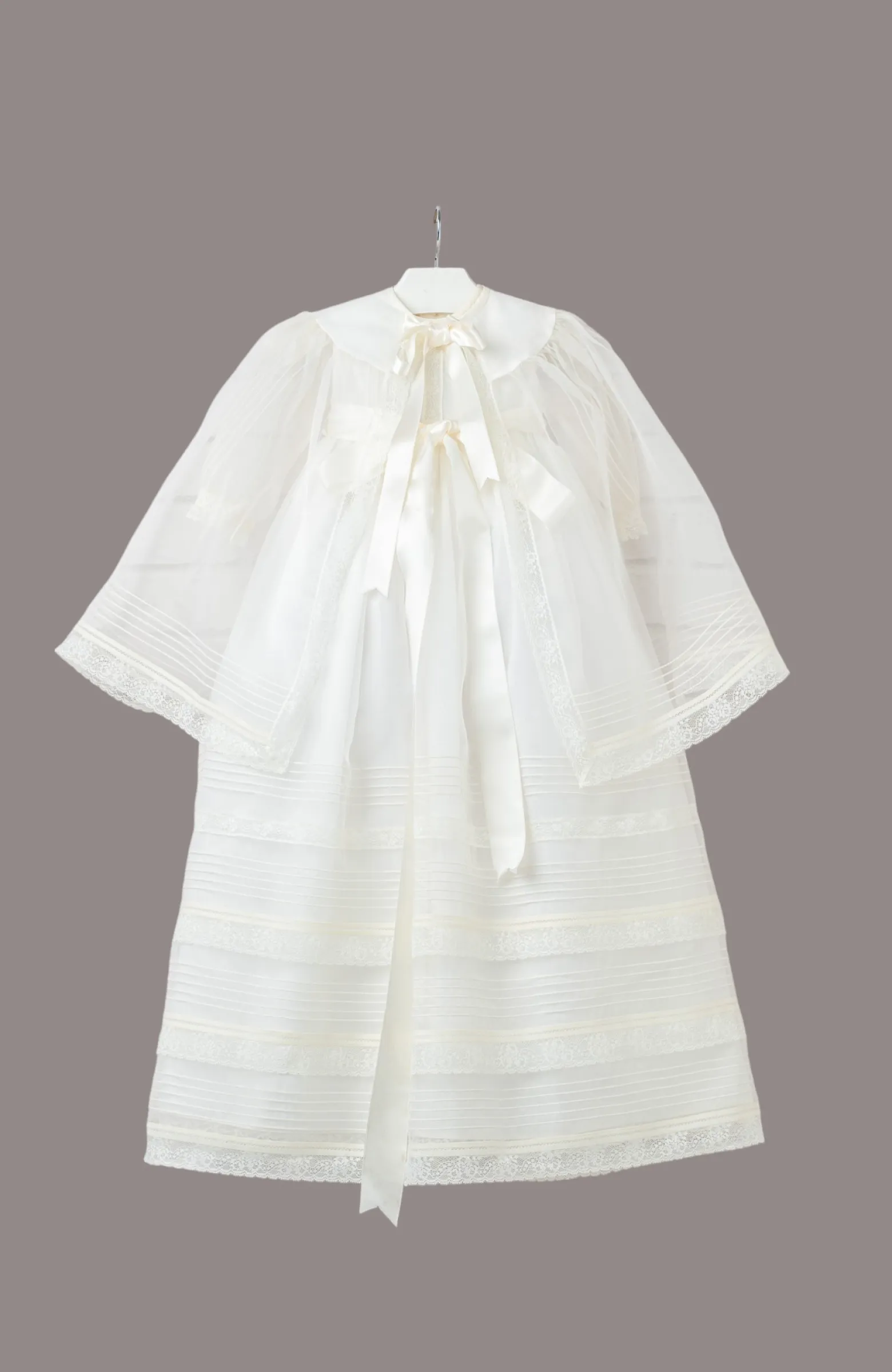 Faldón de Bautizo con capa y capota clásico color crudo Valparaíso Faldón de Bautizo con capa y capota clásico color crudo Valparaíso