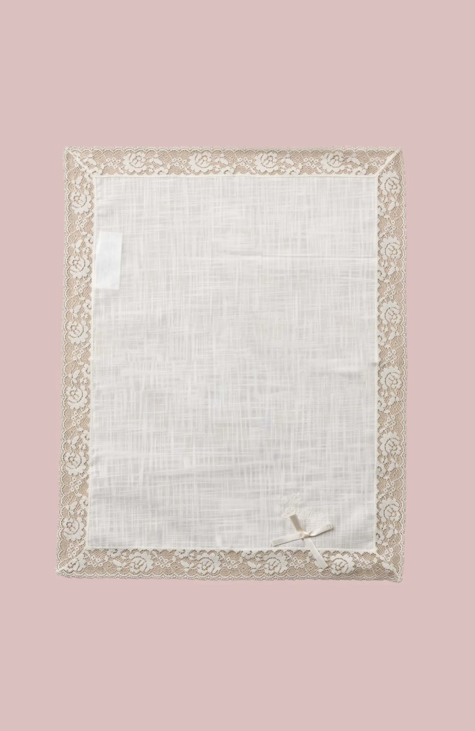 Pañuelo de Bautizo bordado con lacito y puntilla Formoselle Pañuelo de Bautizo bordado con lacito y puntilla Formoselle
