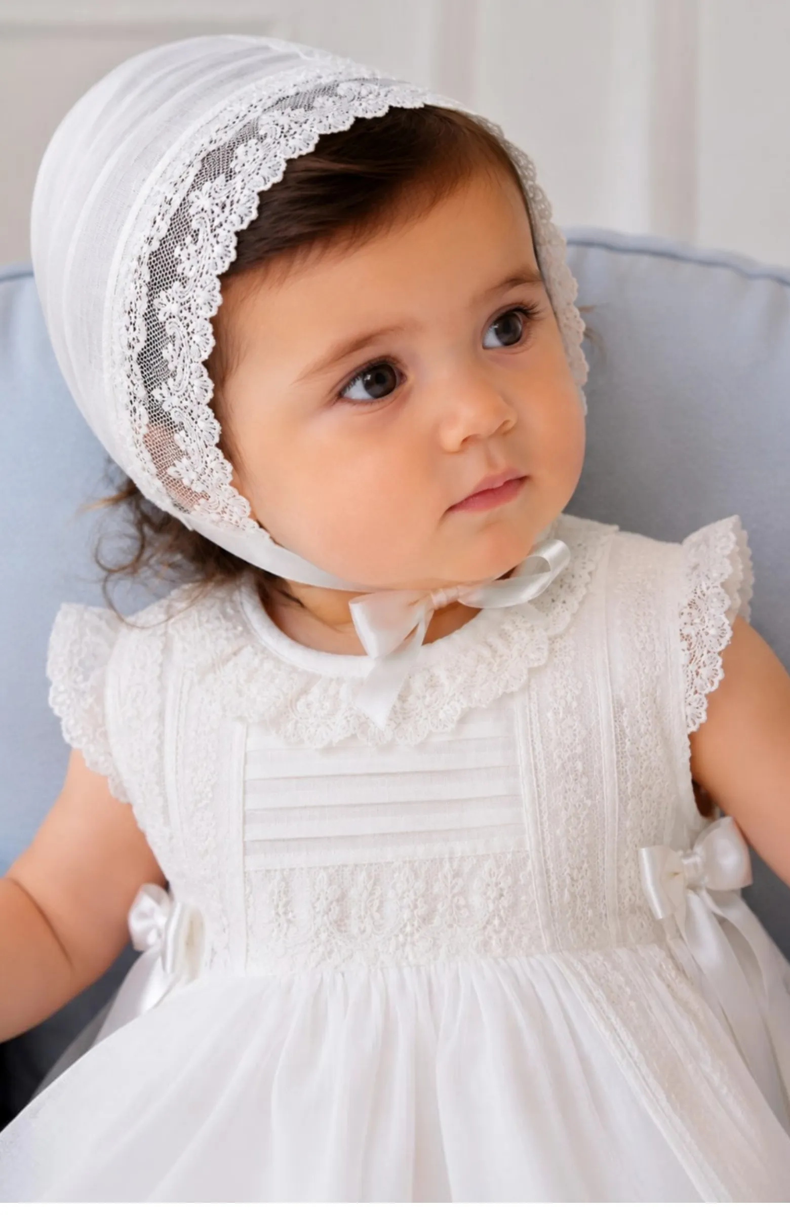 Vestido de Bautizo de batista inglesa con nido de abeja con capota a juego Cenit